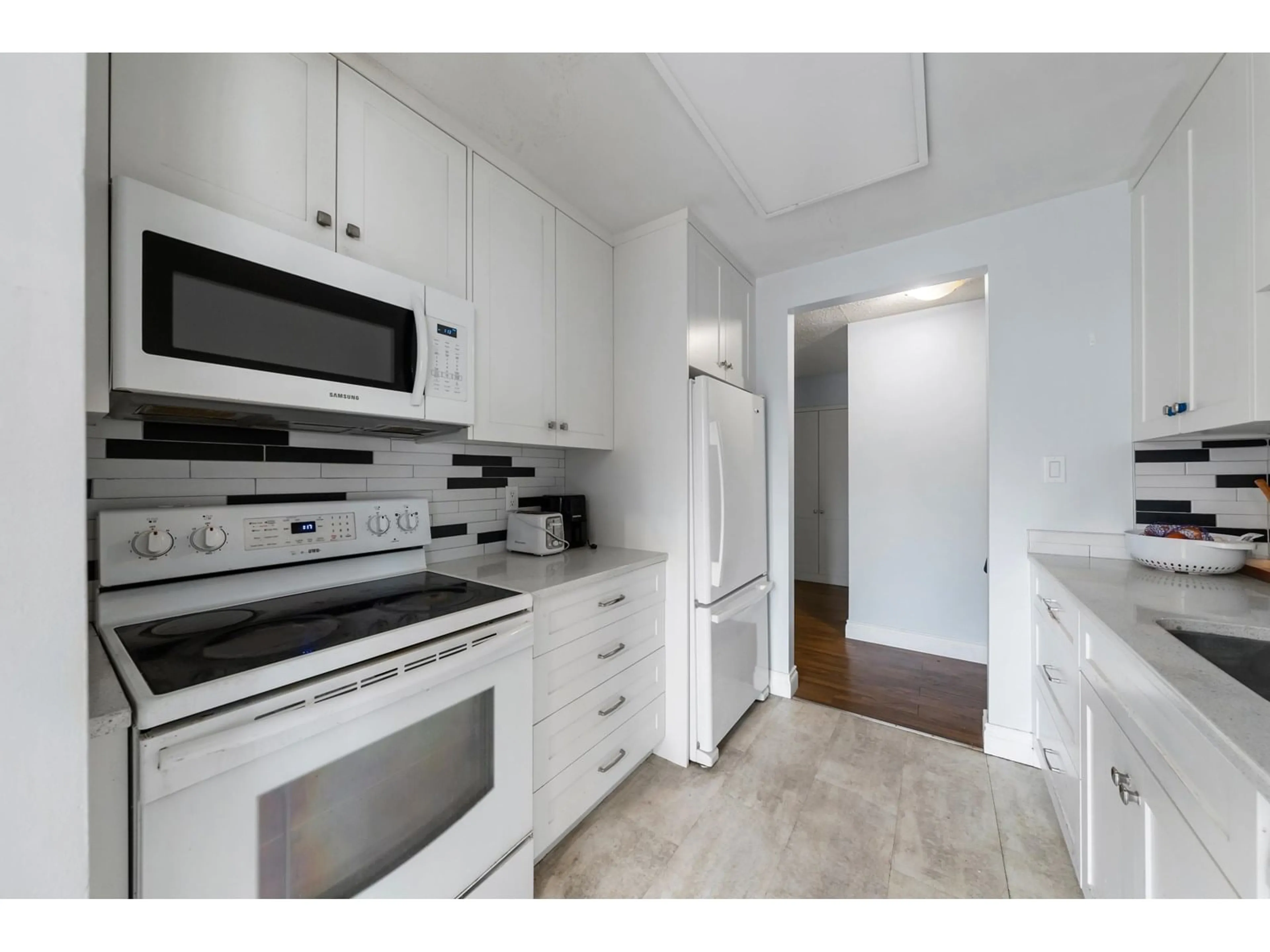 Standard kitchen, unknown for 202 - 33870 FERN, Abbotsford British Columbia V2S6C3