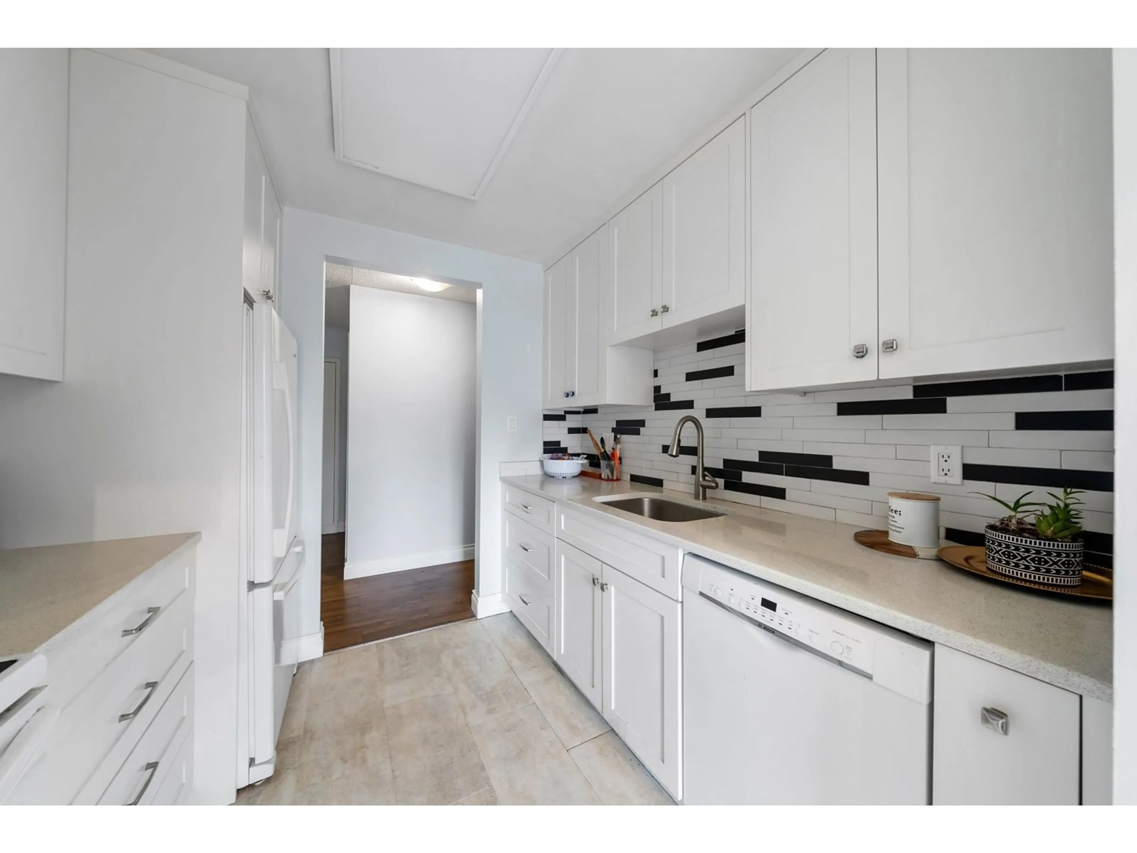 Standard kitchen, unknown for 202 - 33870 FERN, Abbotsford British Columbia V2S6C3
