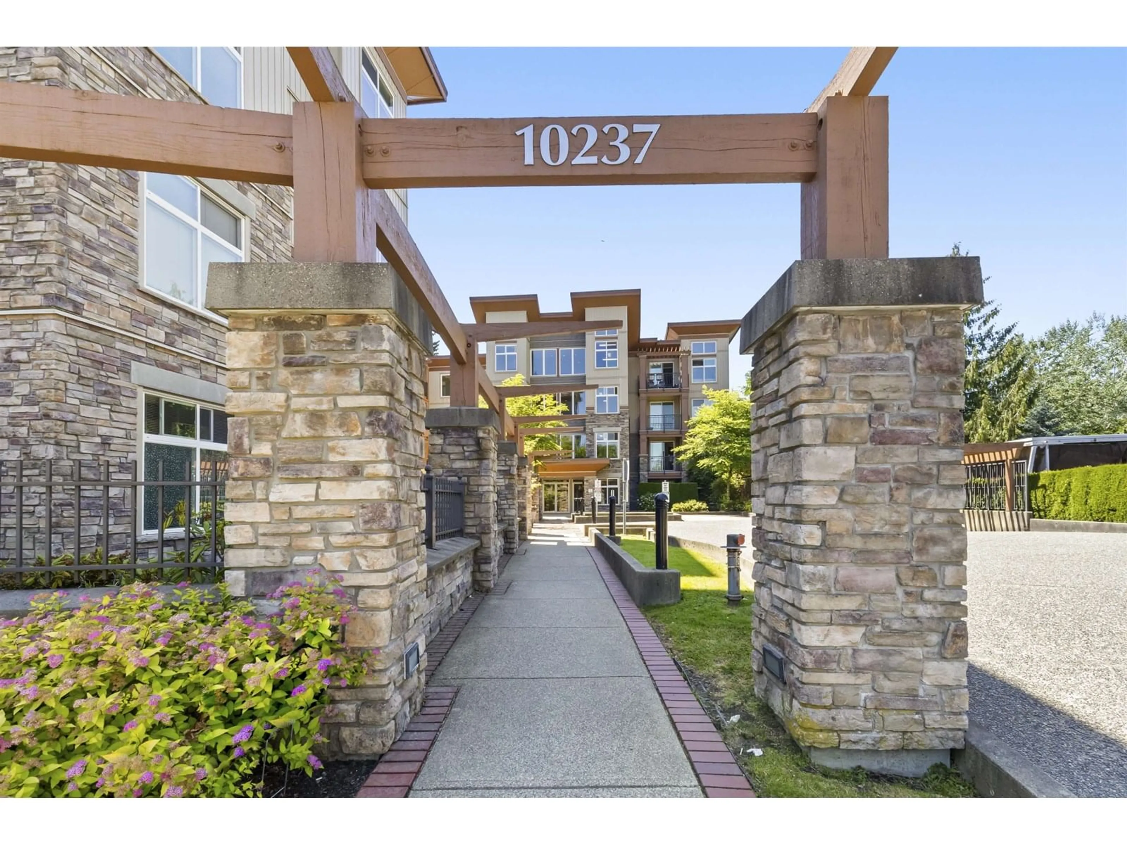 Indoor foyer for 212 - 10237 133, Surrey British Columbia V3T0C6