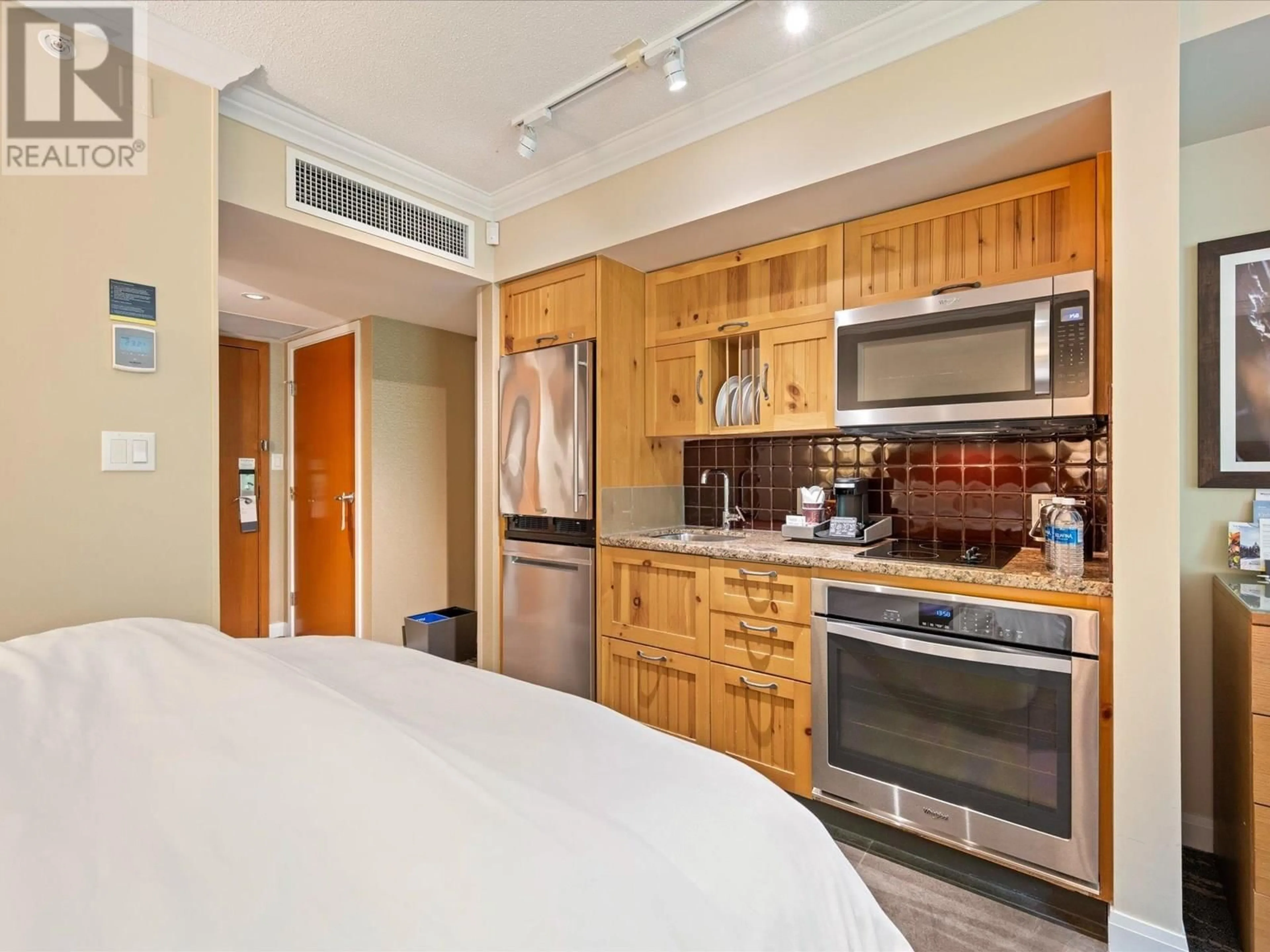 Standard kitchen, unknown for 670 - 4090 WHISTLER WAY, Whistler British Columbia V8E1J3