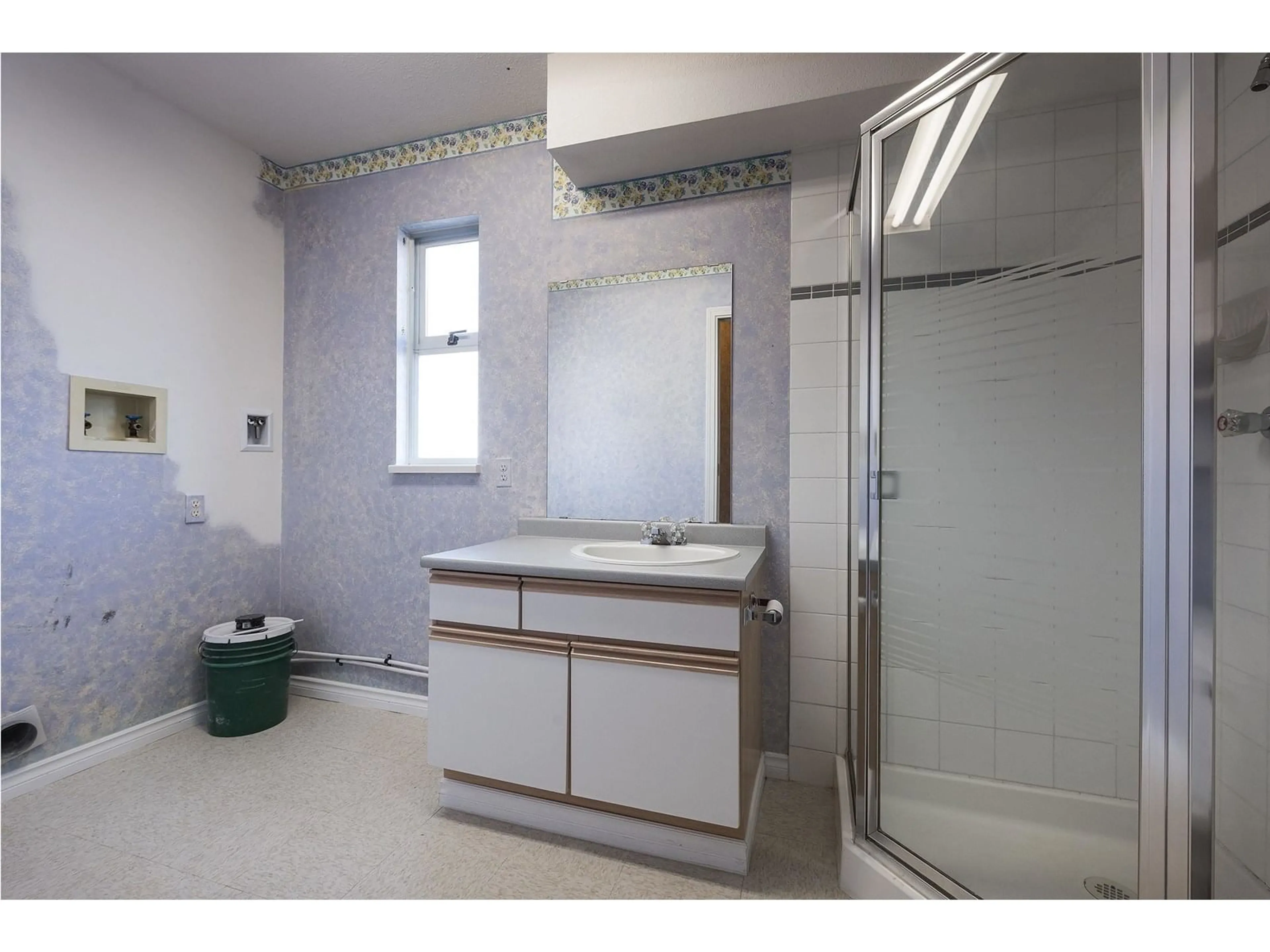 Standard bathroom, ceramic/tile floor for 1 - 13969 70, Surrey British Columbia V3W0J7