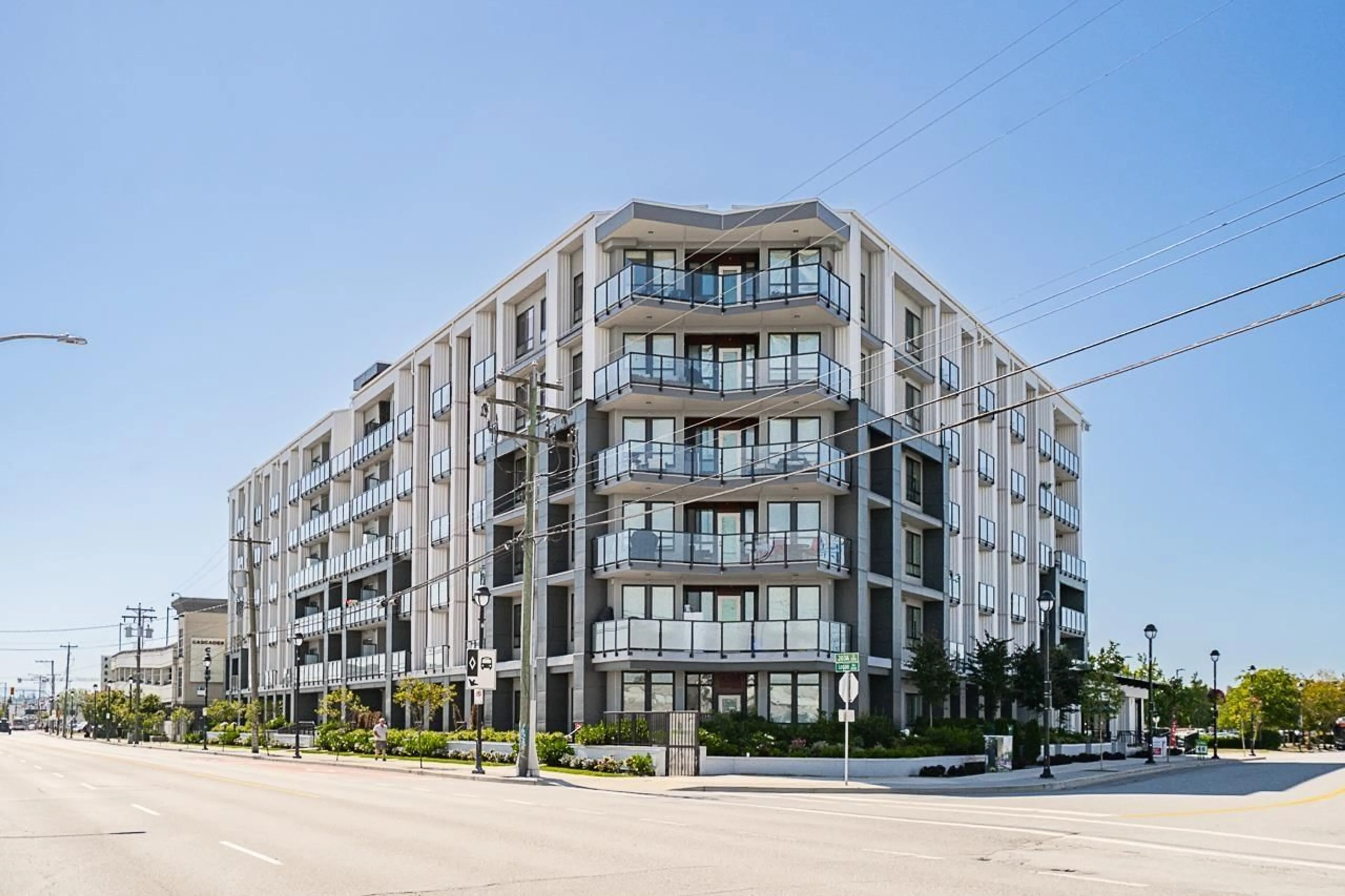 Patio, building for 103 - 20360 LOGAN, Langley British Columbia V3A0P5