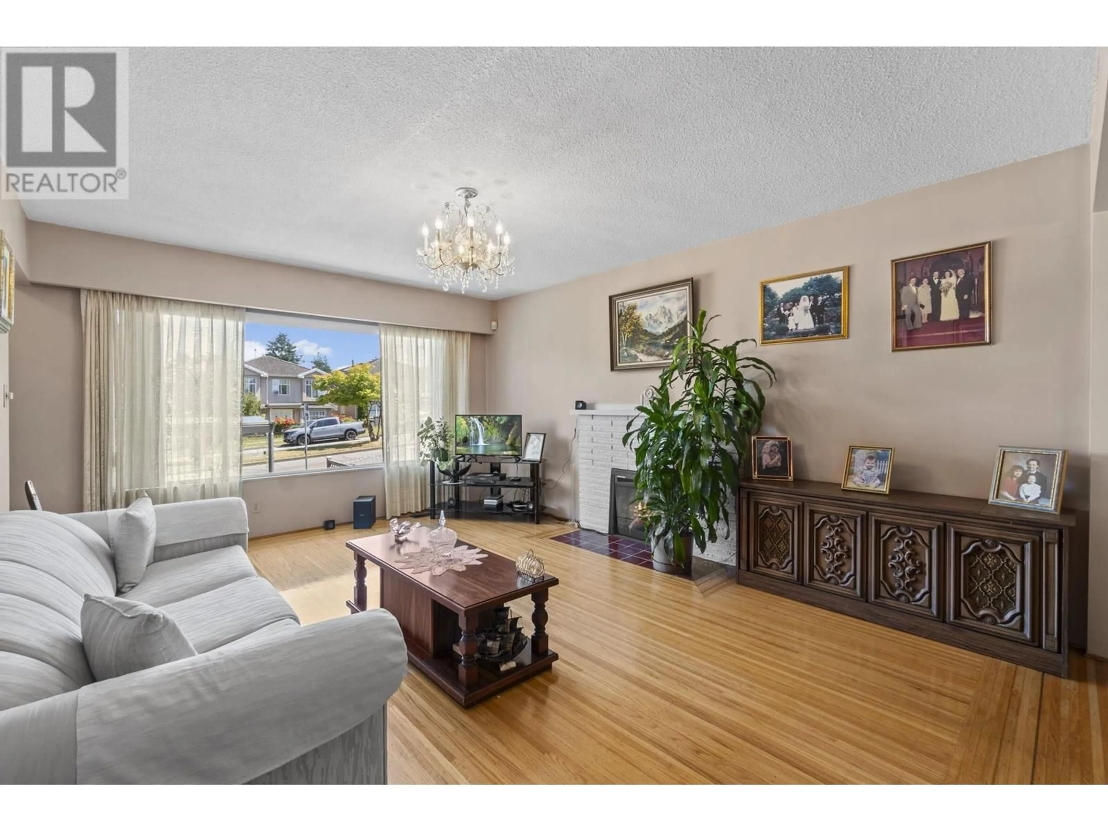 Living room with furniture, wood/laminate floor for 3421 RUPERT STREET, Vancouver British Columbia V5M3V8