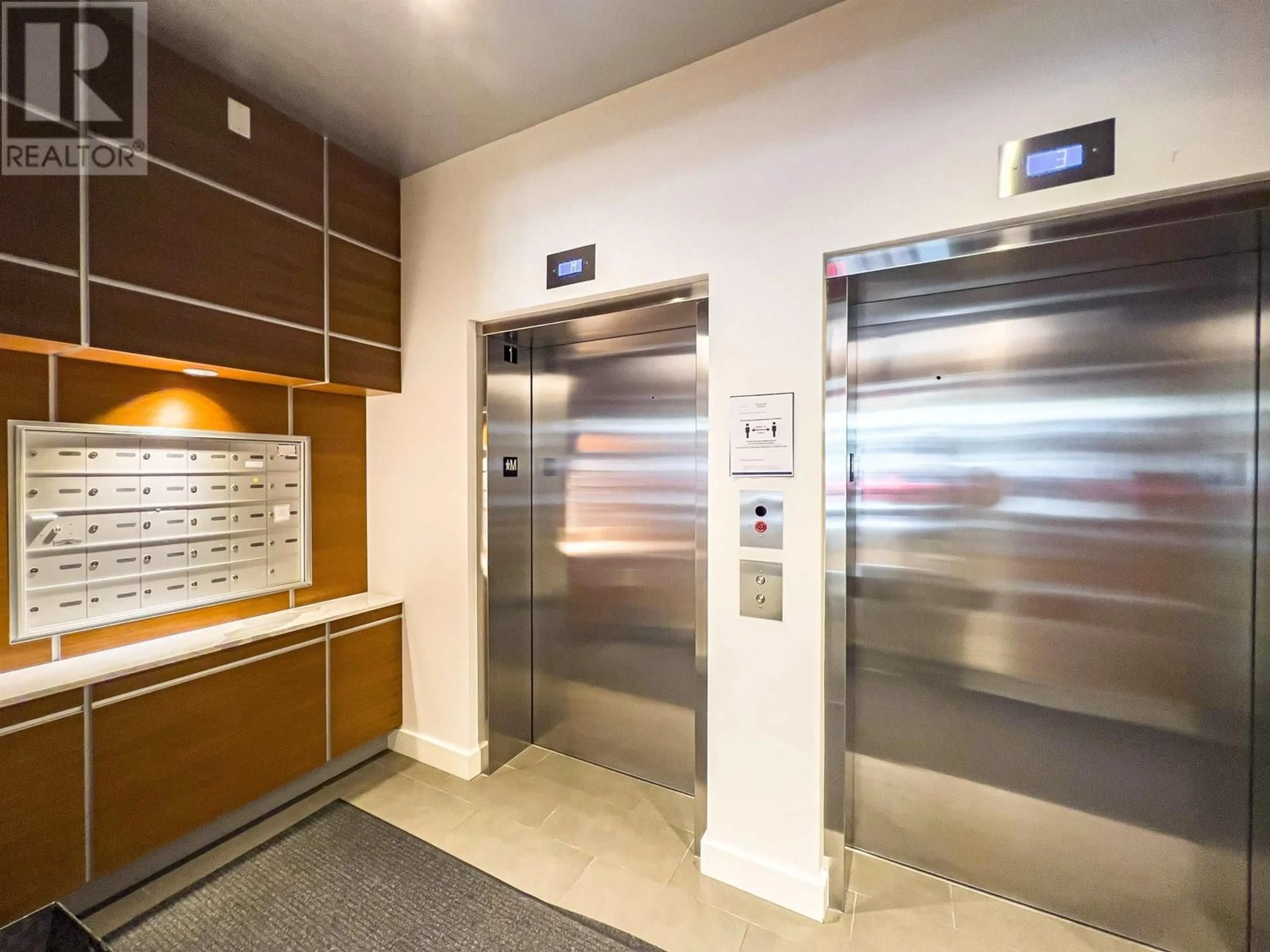 Indoor foyer for 306 - 2128 40TH AVENUE, Vancouver British Columbia V6M1W5