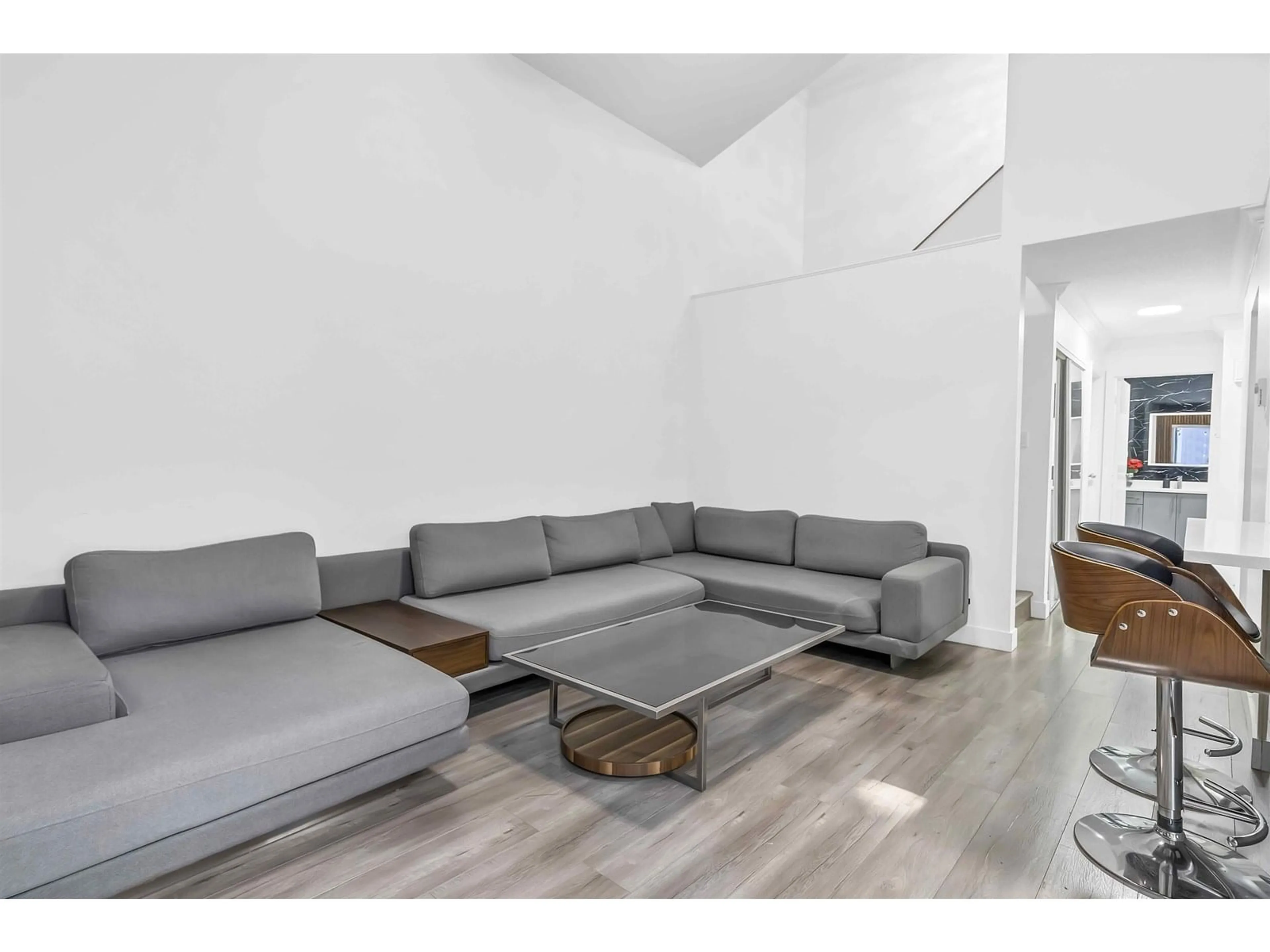 Living room with furniture, unknown for 8025 139A, Surrey British Columbia V3W6P9