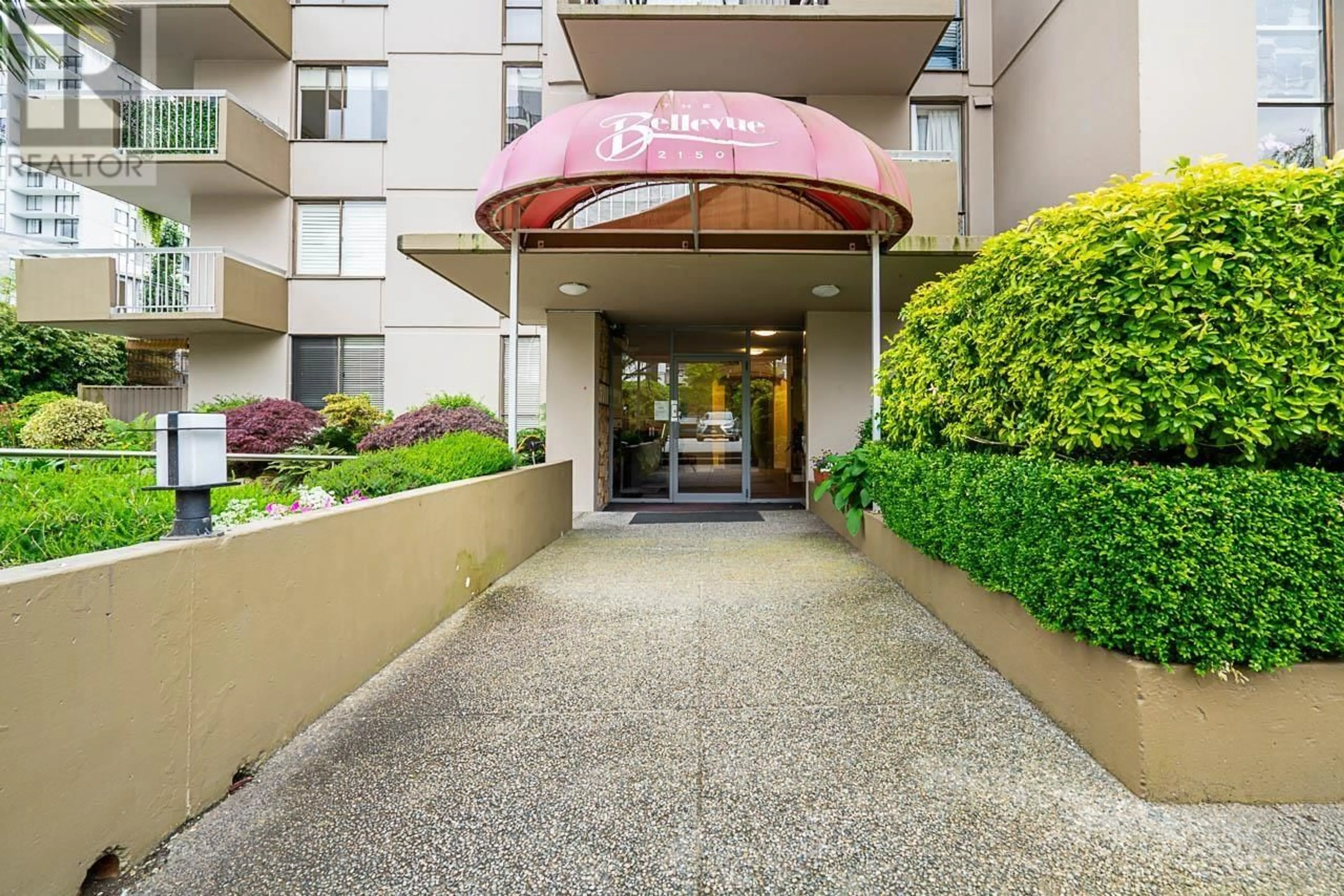 Indoor foyer for 204 - 2150 BELLEVUE AVENUE, West Vancouver British Columbia V7V1C3