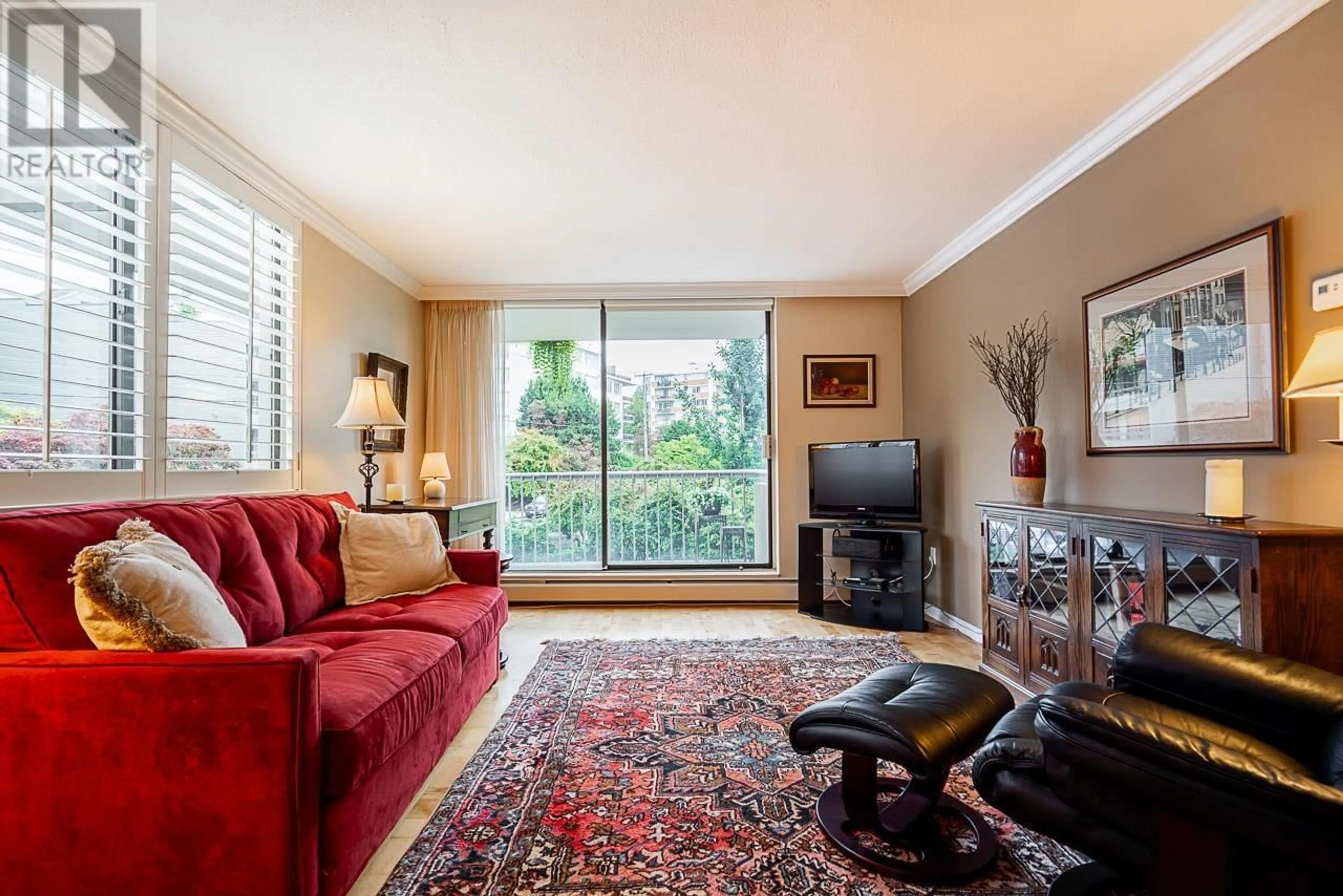 Living room with furniture, unknown for 204 - 2150 BELLEVUE AVENUE, West Vancouver British Columbia V7V1C3