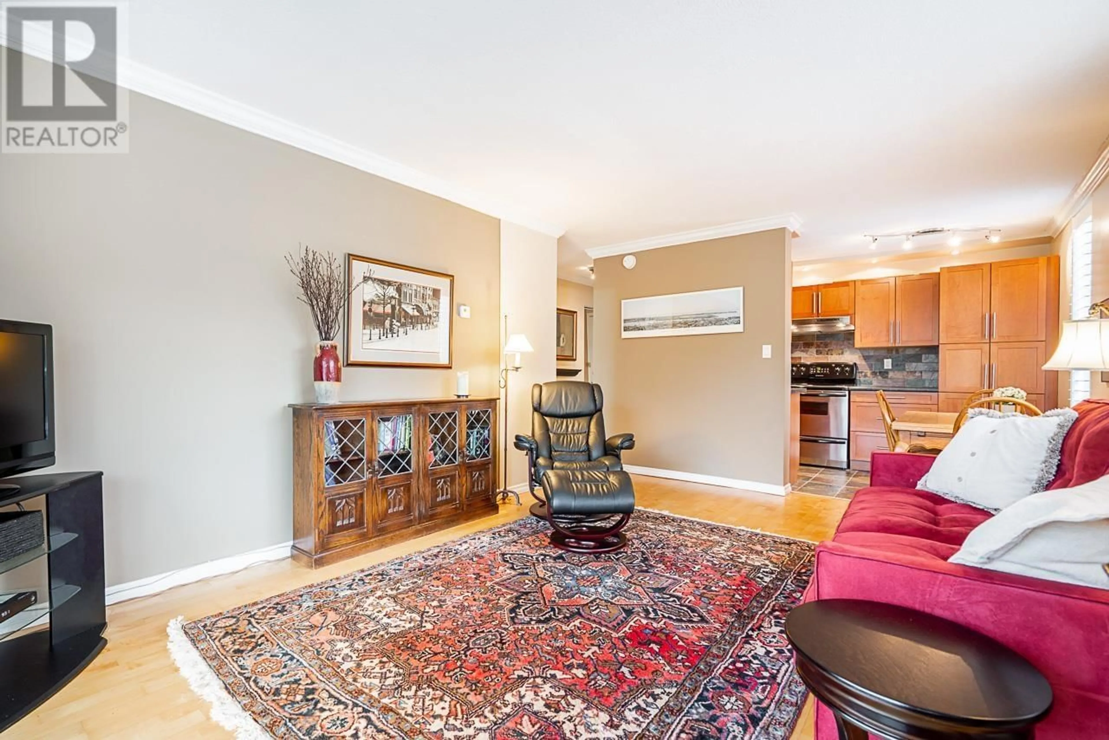 Living room with furniture, unknown for 204 - 2150 BELLEVUE AVENUE, West Vancouver British Columbia V7V1C3