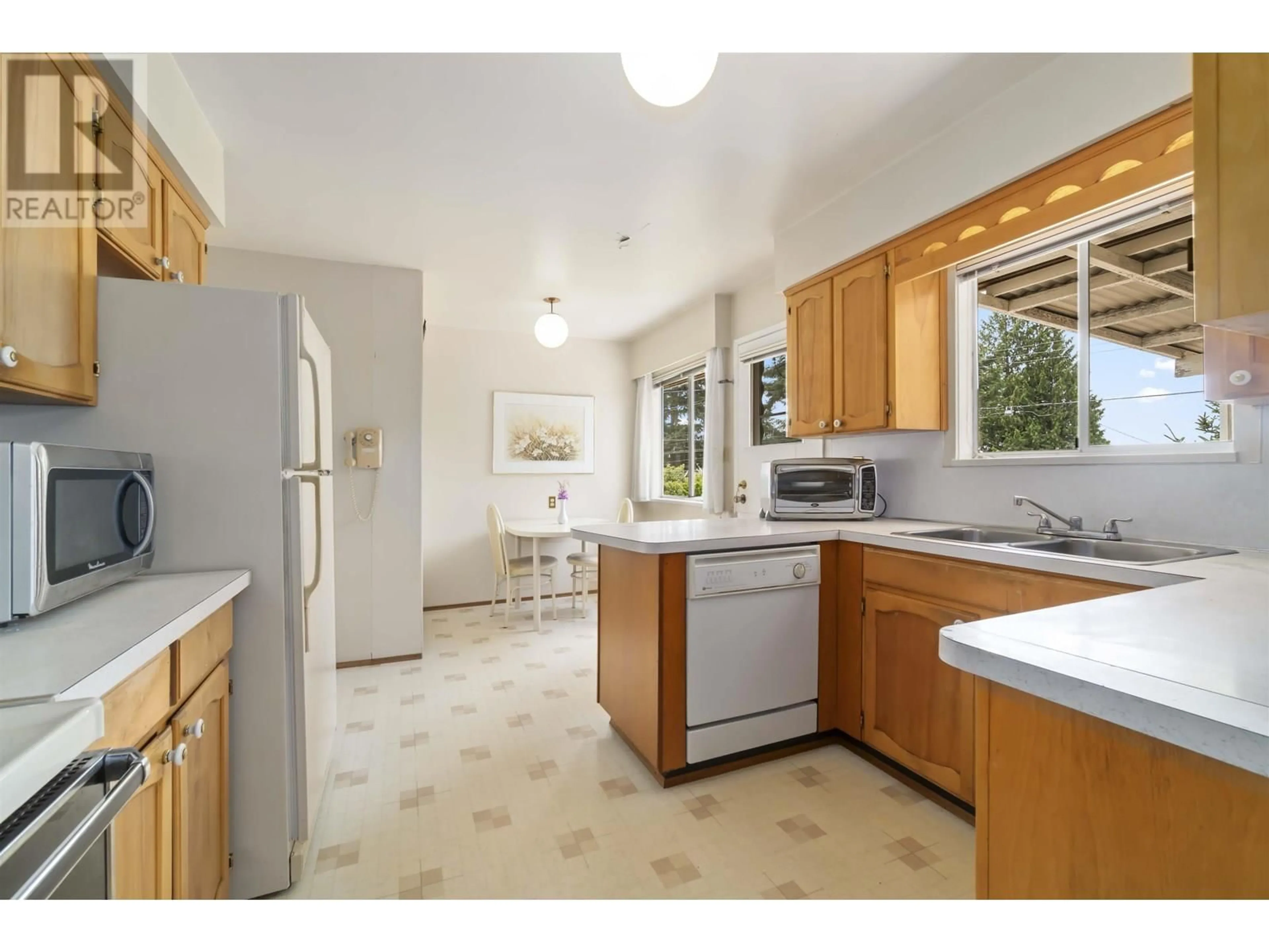 Standard kitchen, ceramic/tile floor for 2171 DUTHIE AVENUE, Burnaby British Columbia V5A2S1