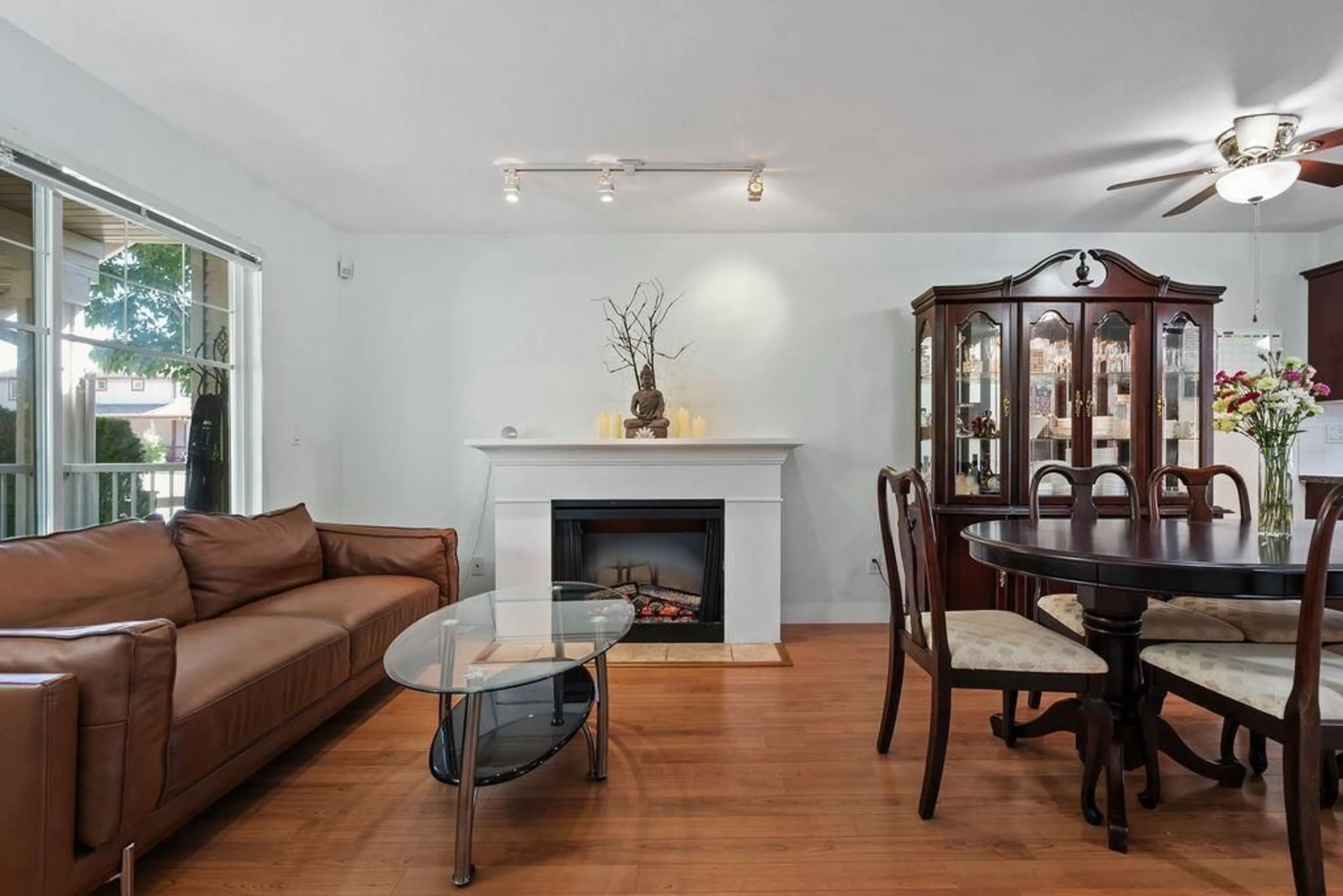 Living room with furniture, wood/laminate floor for 15 - 6568 193B, Surrey British Columbia V4N5S2