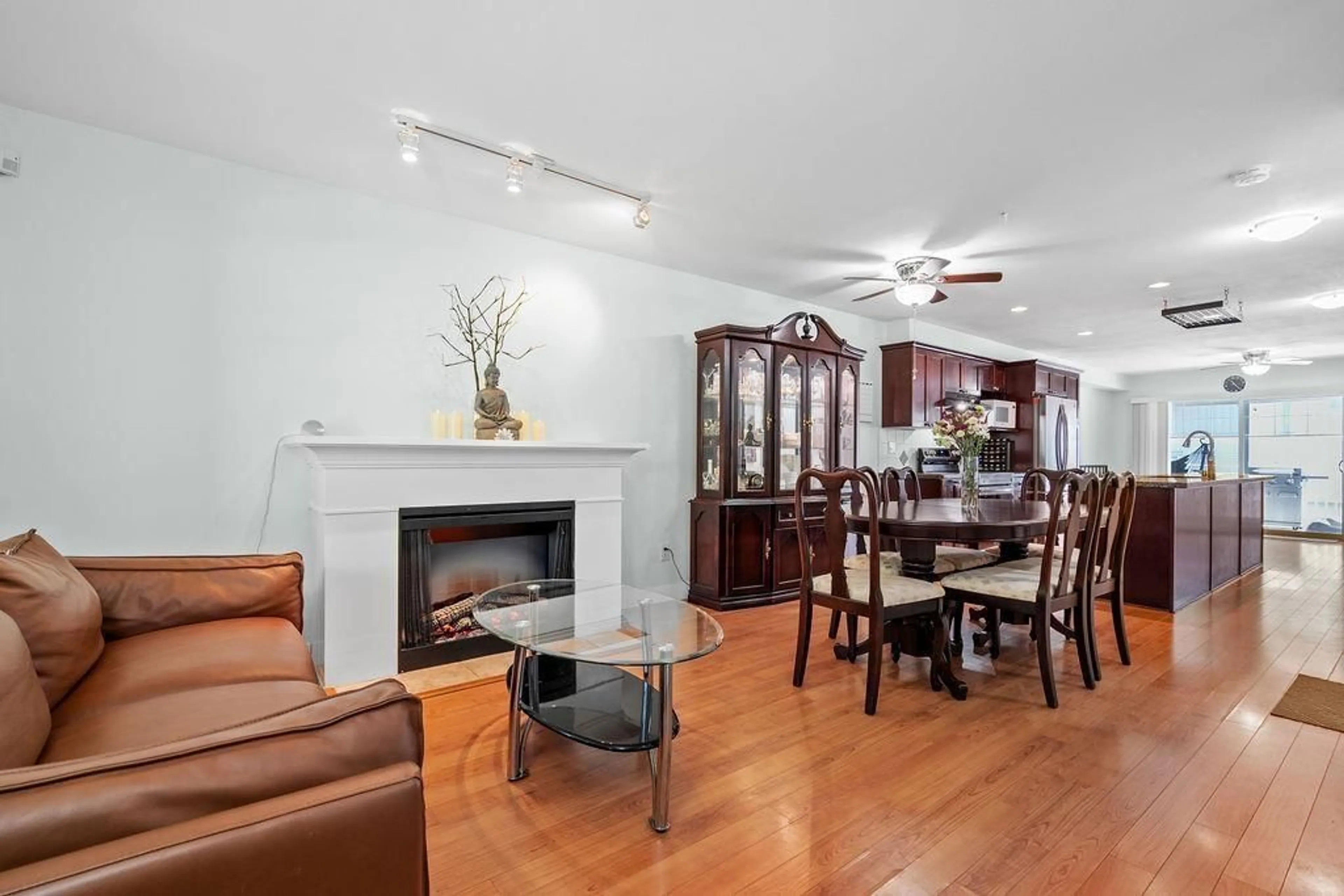 Living room with furniture, unknown for 15 - 6568 193B, Surrey British Columbia V4N5S2