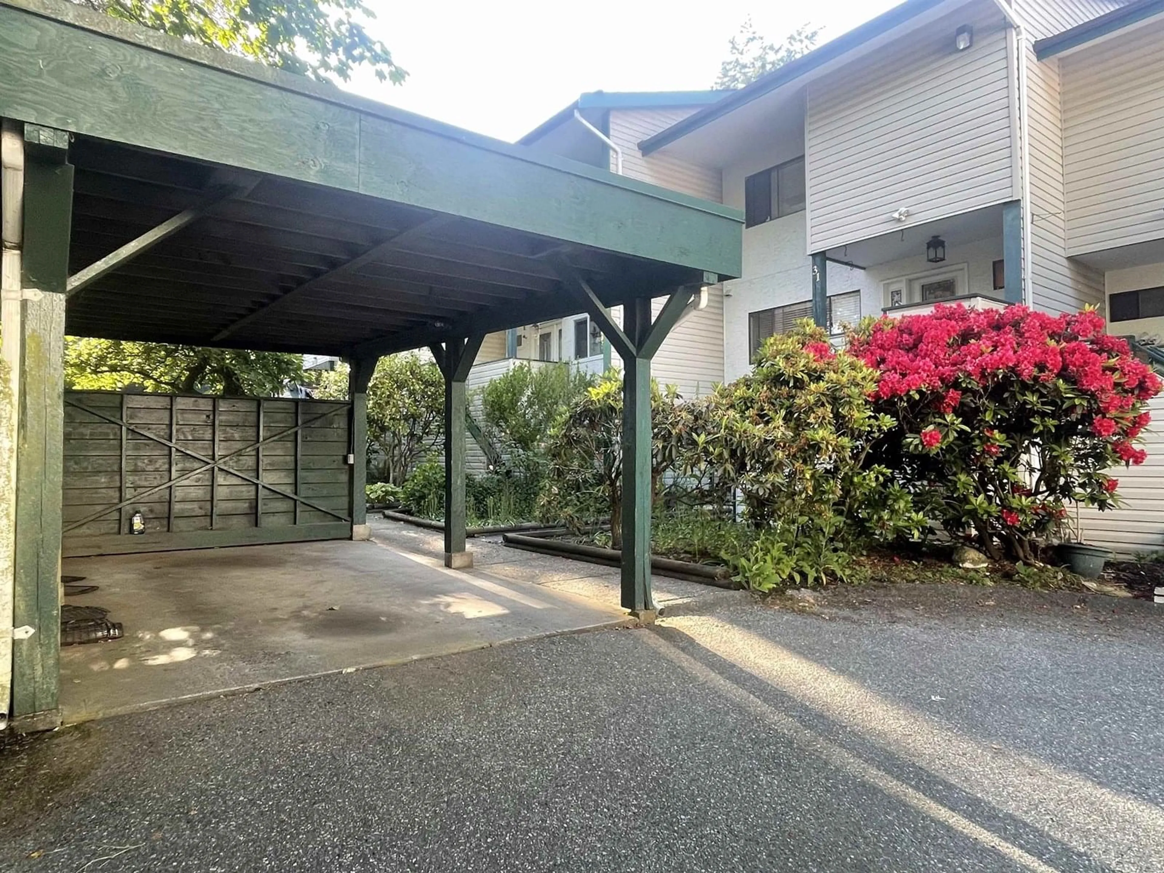 Indoor foyer for 31 - 12045 93A, Surrey British Columbia V3V6B2