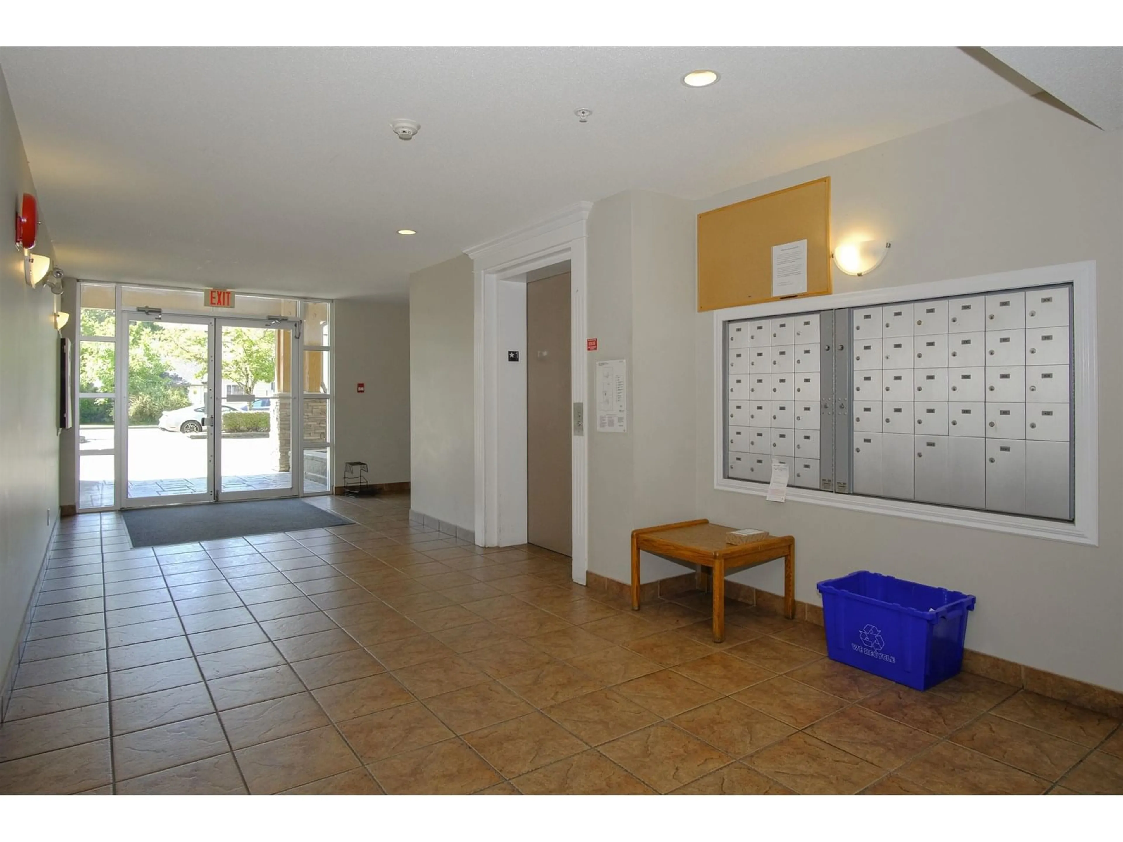 Indoor foyer for 210 - 32063 MT WADDINGTON, Abbotsford British Columbia V2T2E7