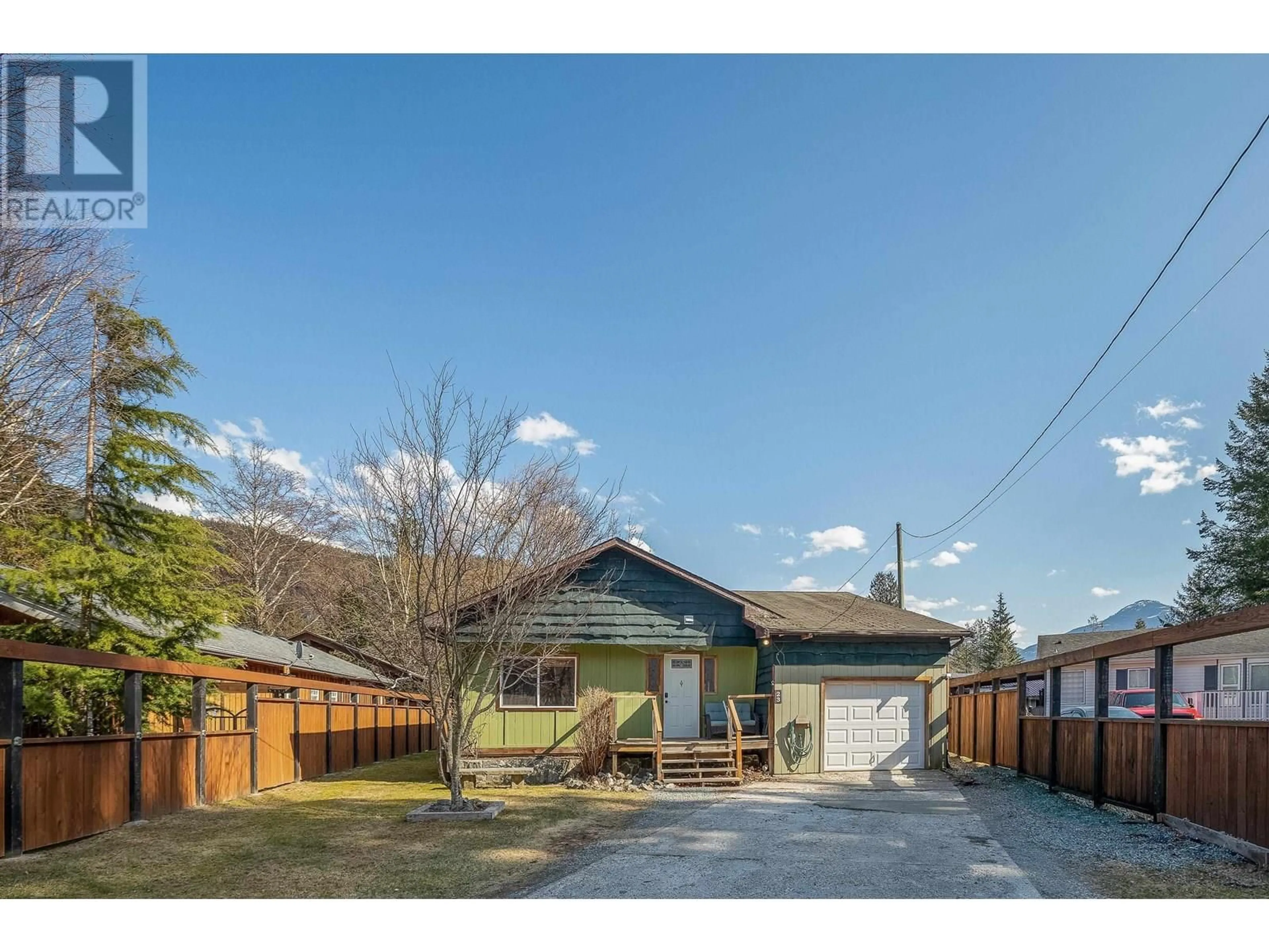 A pic from outside/outdoor area/front of a property/back of a property/a pic from drone, street for 23 BRACKEN PARKWAY, Squamish British Columbia V0N1T0