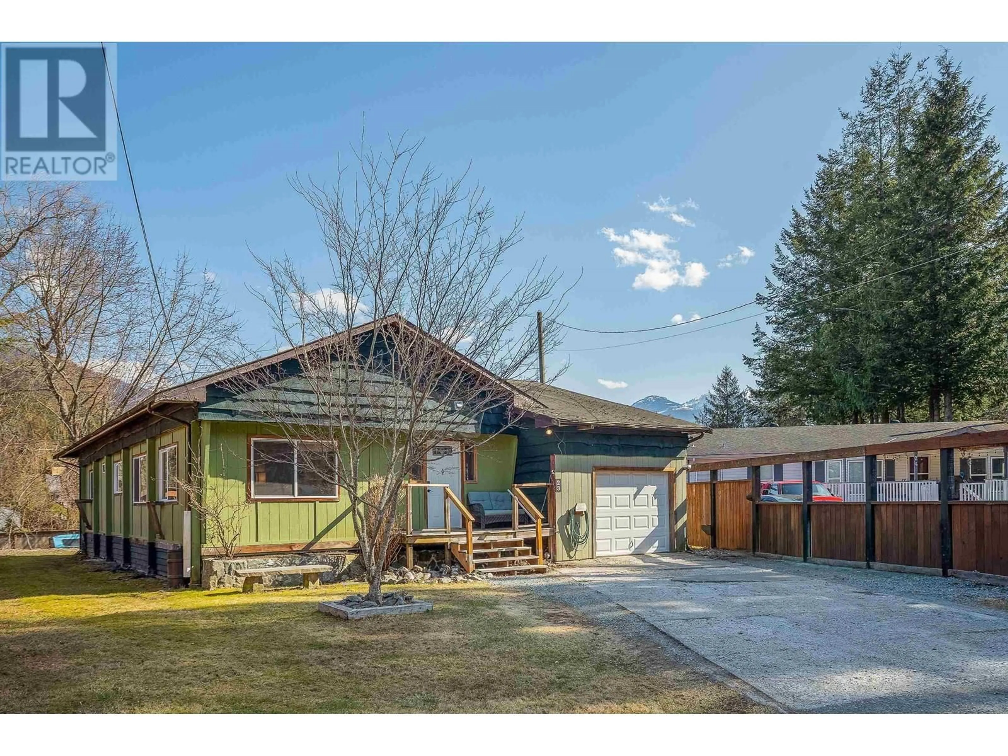 A pic from outside/outdoor area/front of a property/back of a property/a pic from drone, street for 23 BRACKEN PARKWAY, Squamish British Columbia V0N1T0