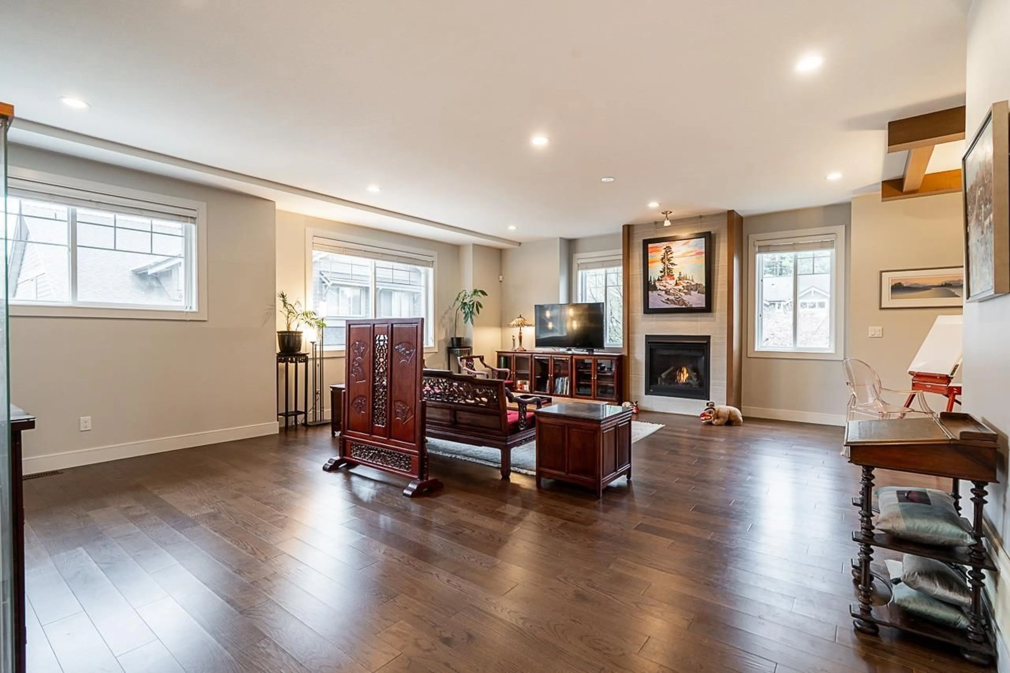 Living room with furniture, wood/laminate floor for 65 - 15988 32, Surrey British Columbia V3Z2J4