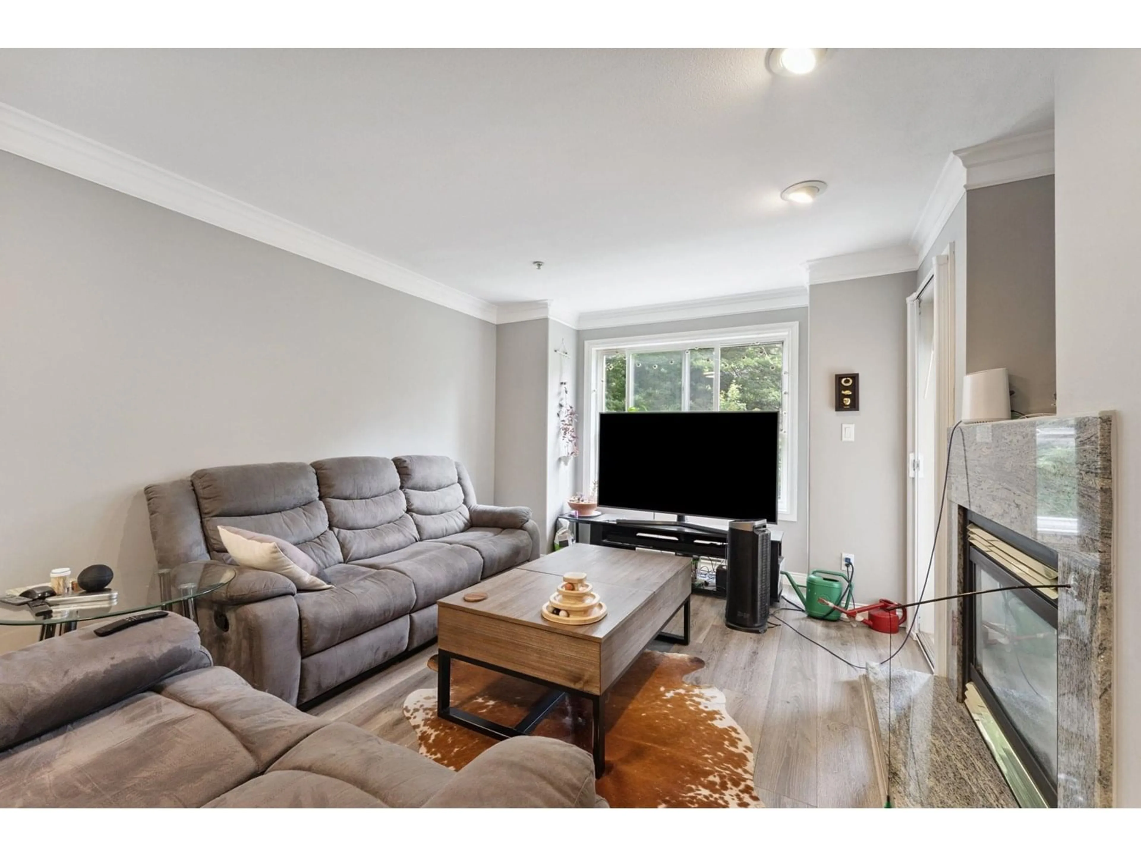 Living room with furniture, wood/laminate floor for 211 - 8115 121A, Surrey British Columbia V3W1J2