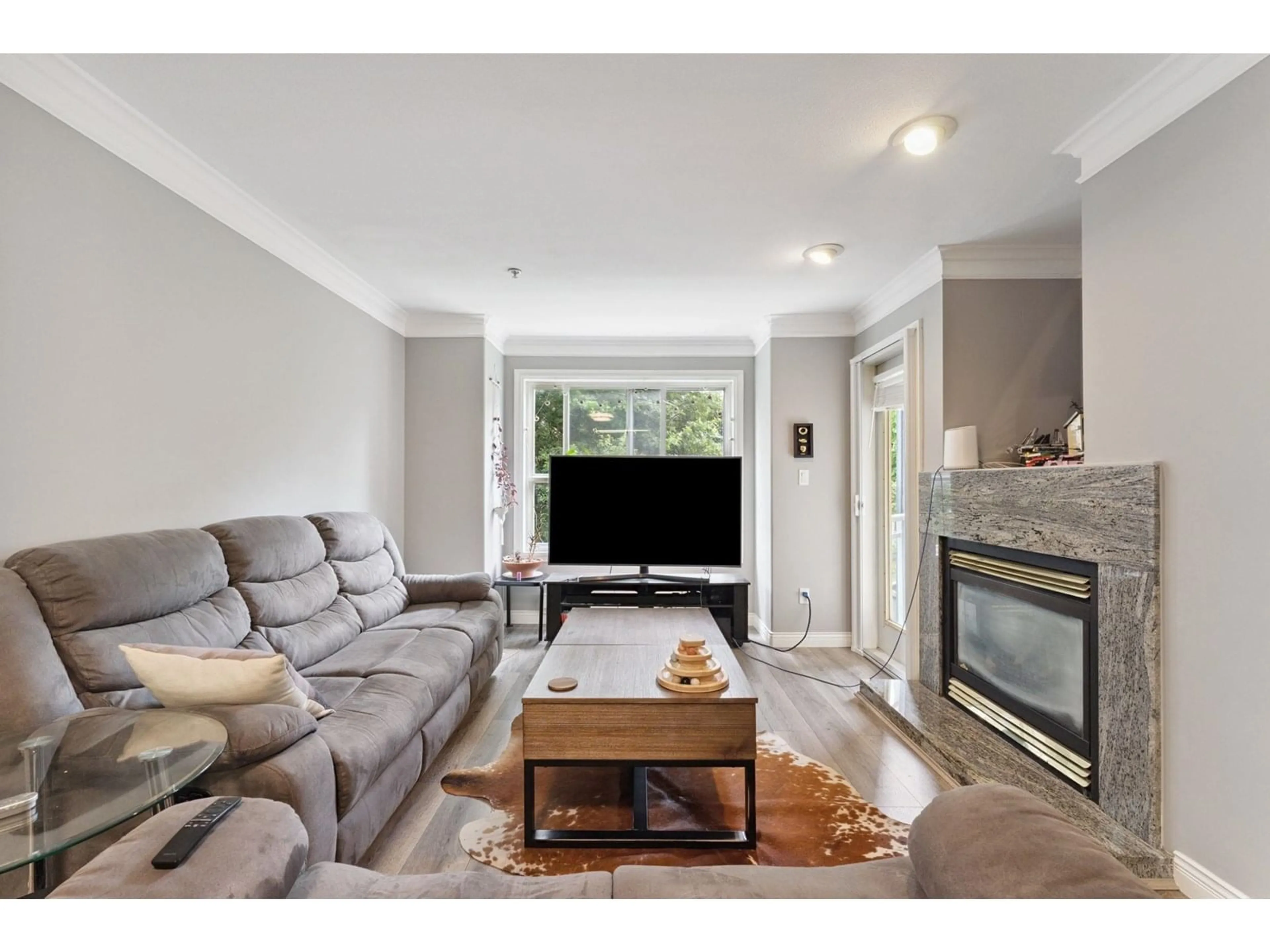 Living room with furniture, unknown for 211 - 8115 121A, Surrey British Columbia V3W1J2
