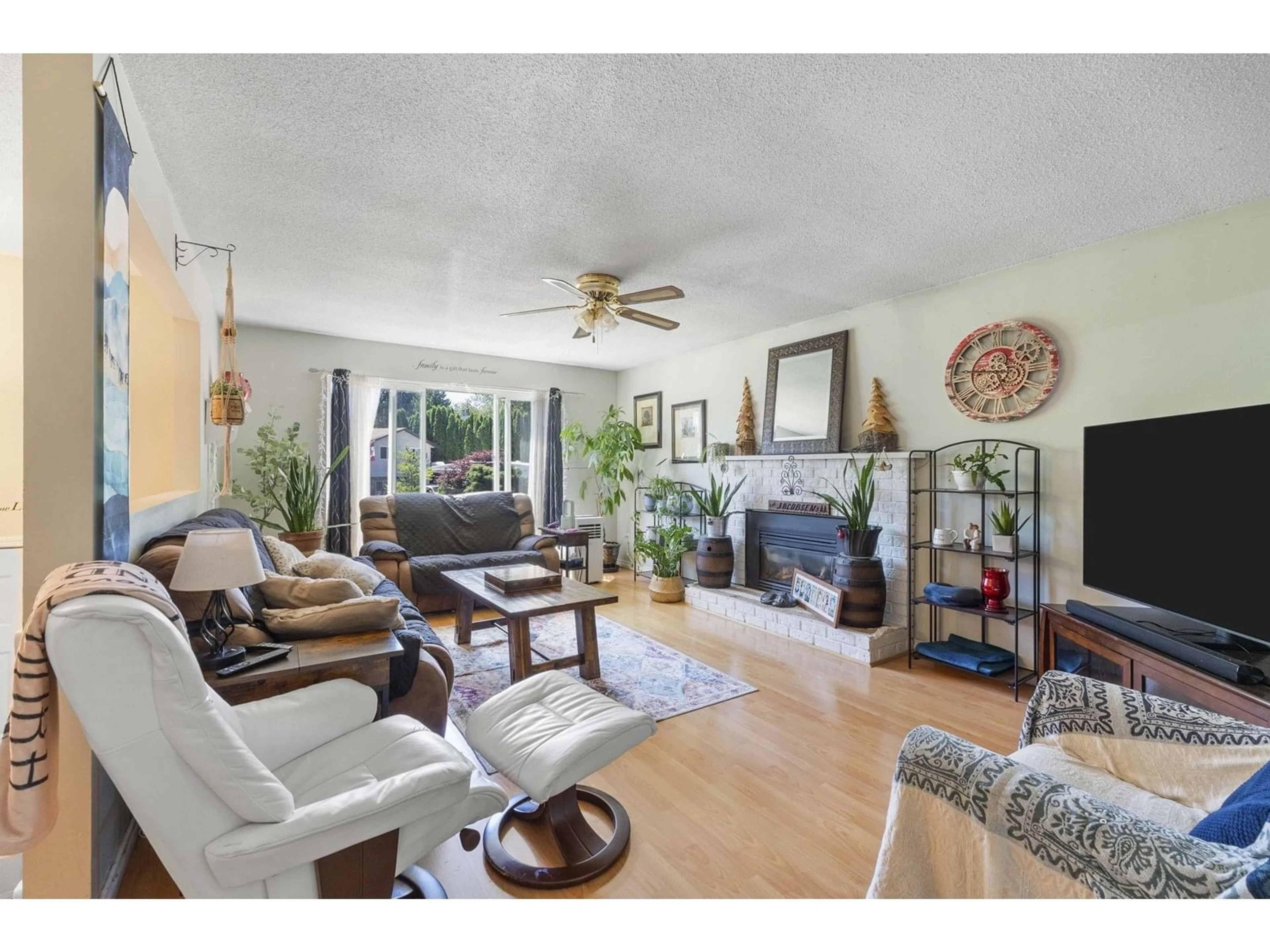 Living room with furniture, unknown for 14171 74A, Surrey British Columbia V3W7N3