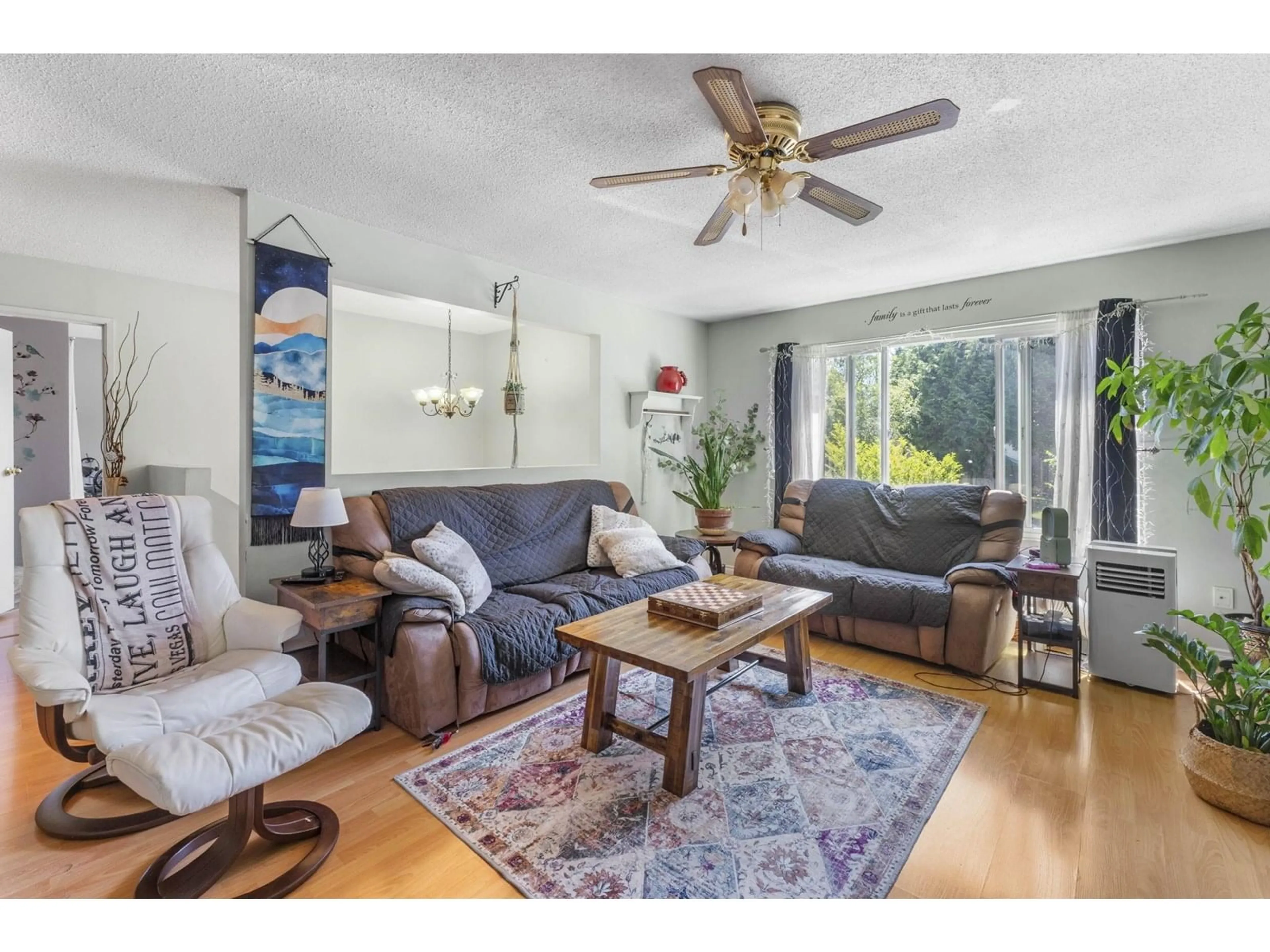 Living room with furniture, wood/laminate floor for 14171 74A, Surrey British Columbia V3W7N3