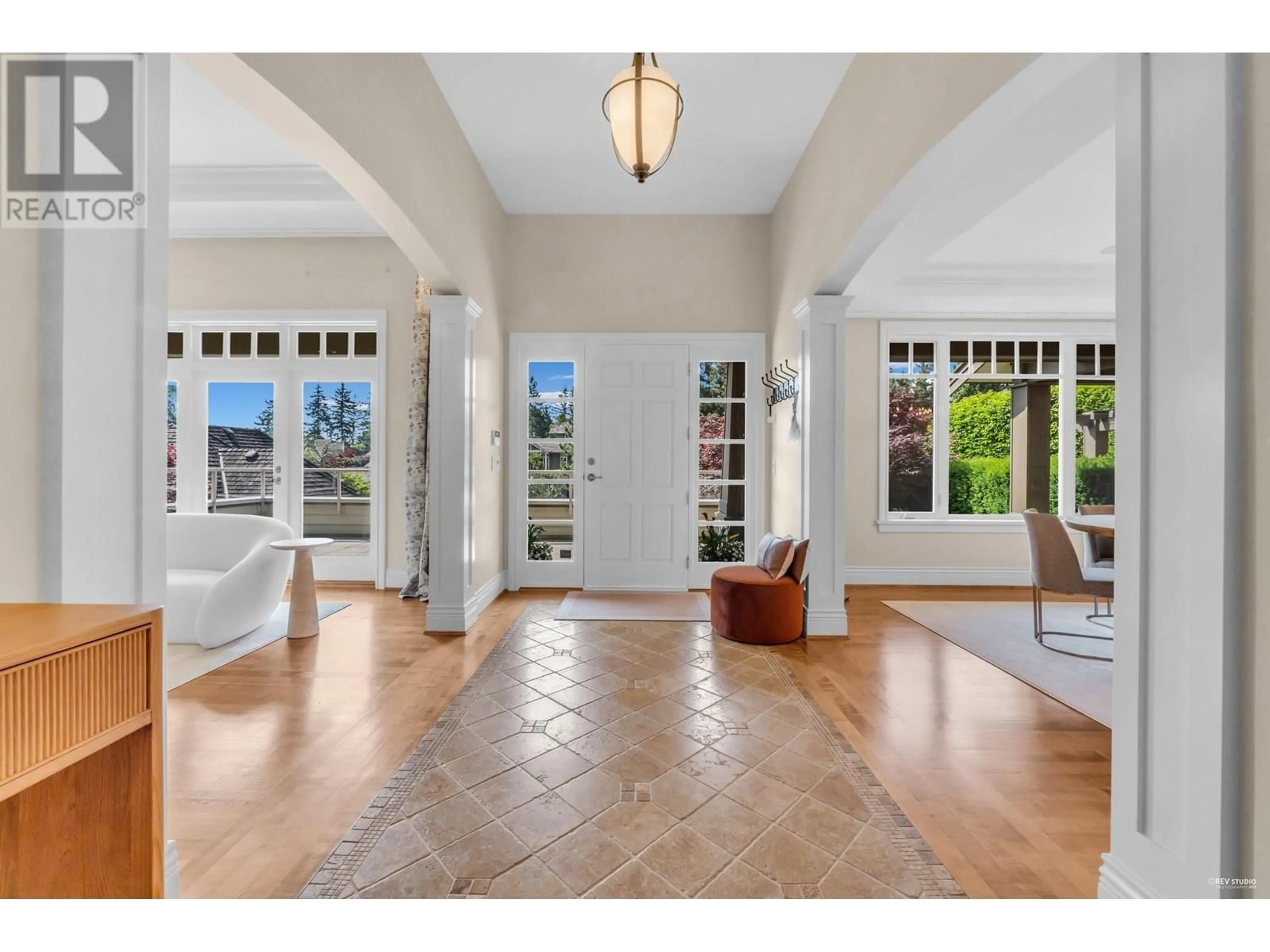 Indoor entryway for 4513 CAULFEILD LANE, West Vancouver British Columbia V7W3J6