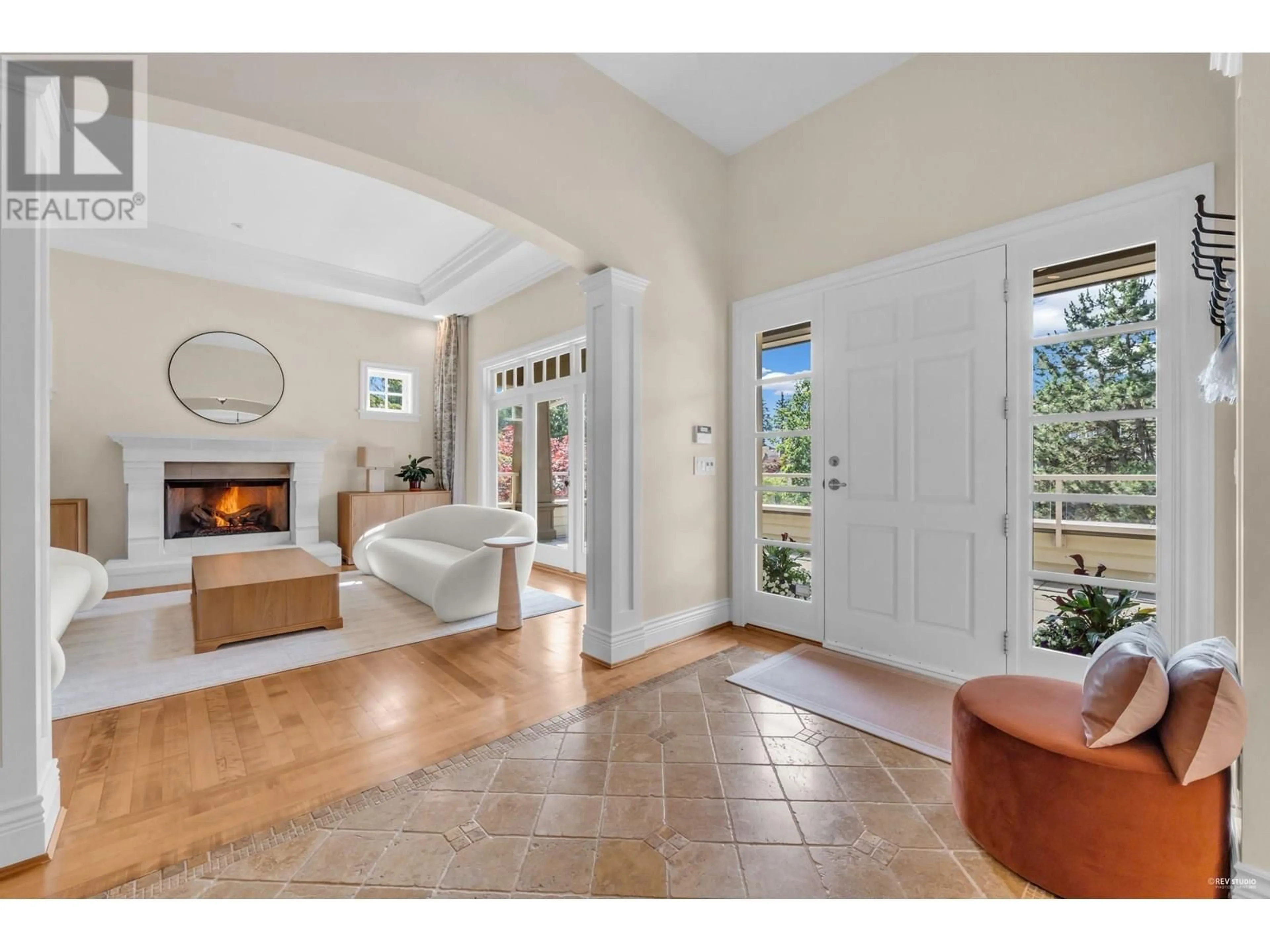 Indoor entryway for 4513 CAULFEILD LANE, West Vancouver British Columbia V7W3J6