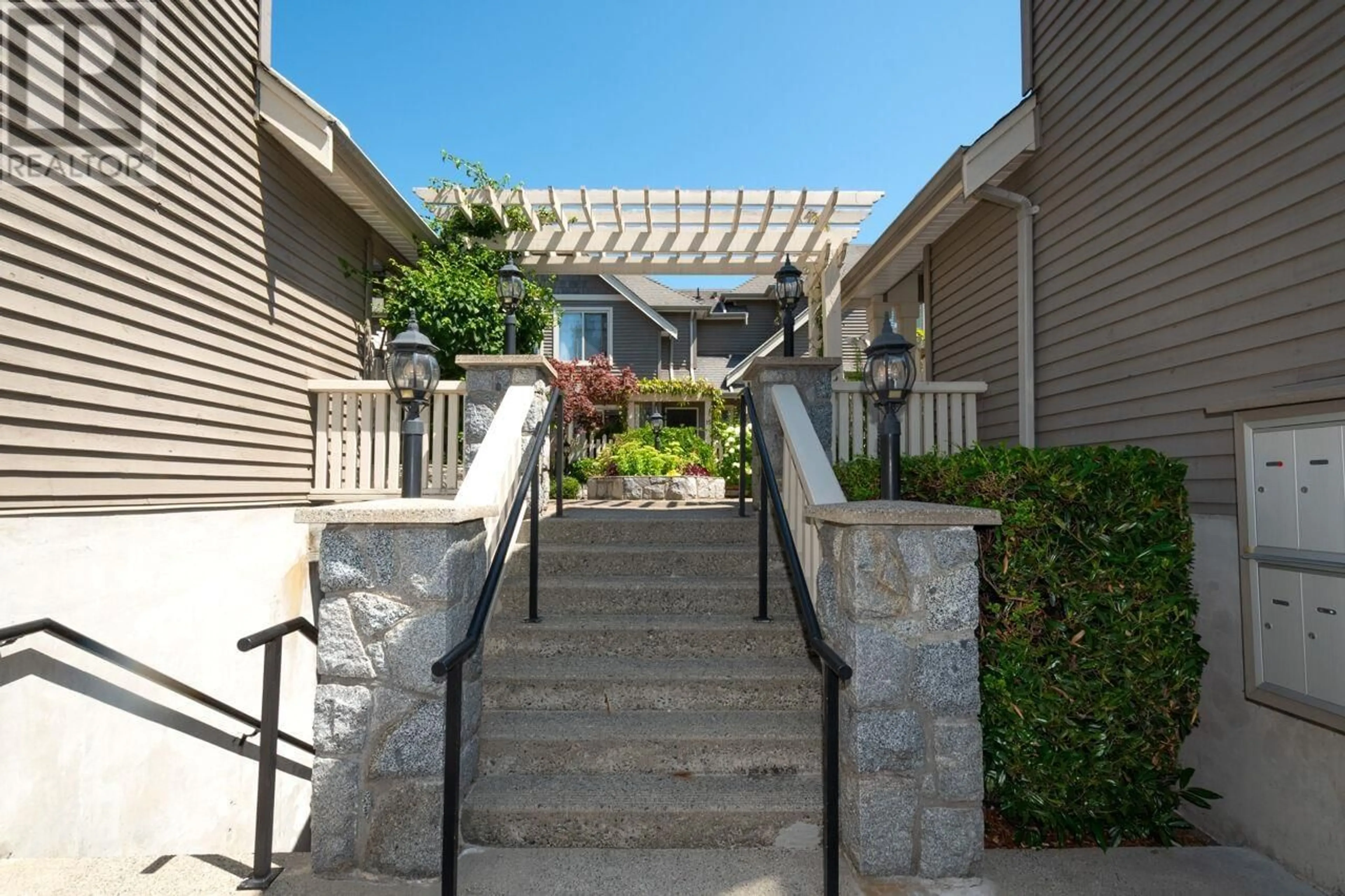 Patio, street for 5 - 222 5TH STREET, North Vancouver British Columbia V7L1L7