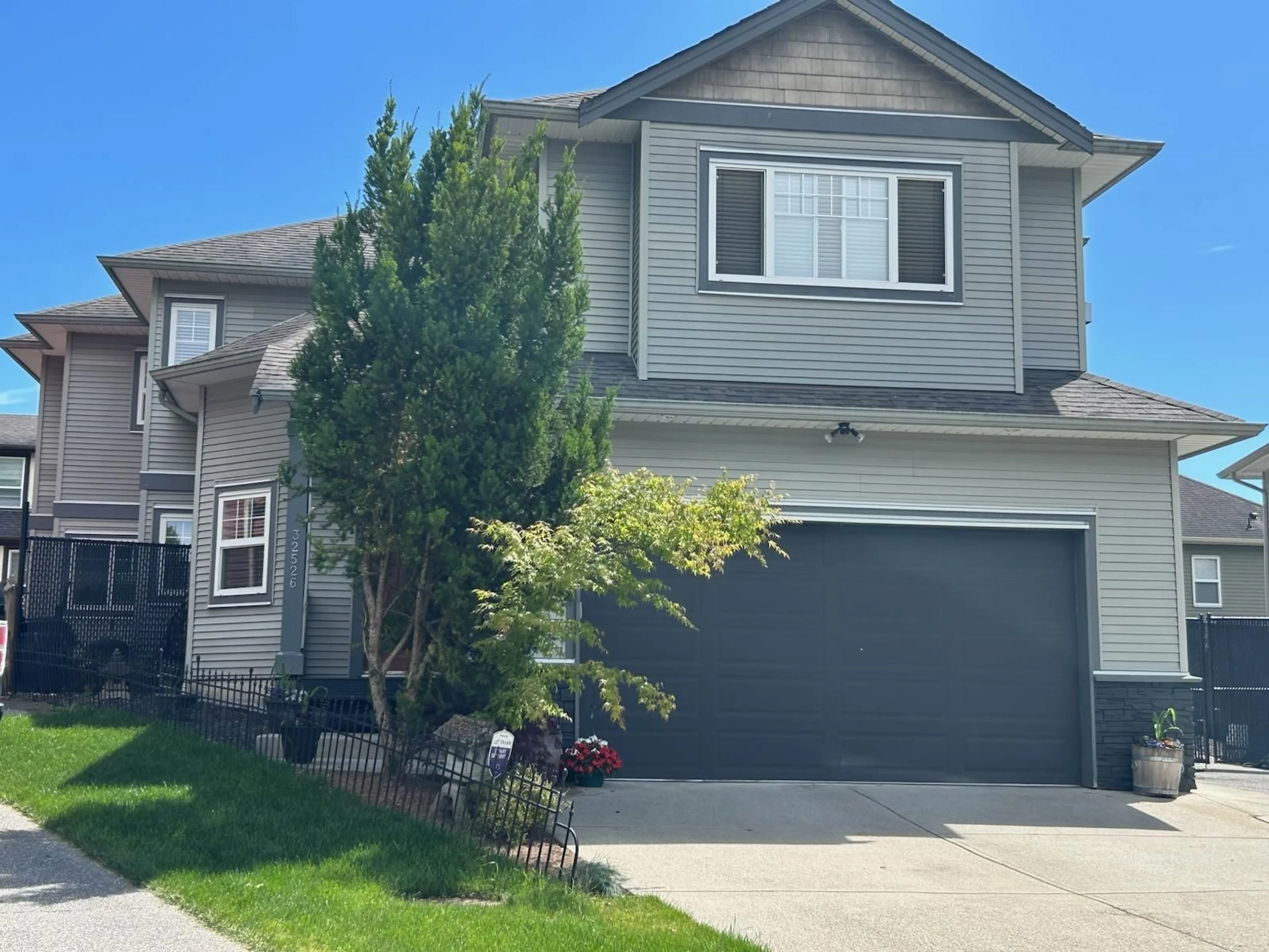 Home with vinyl exterior material, street for 32526 ABERCROMBIE, Mission British Columbia V4S0B1