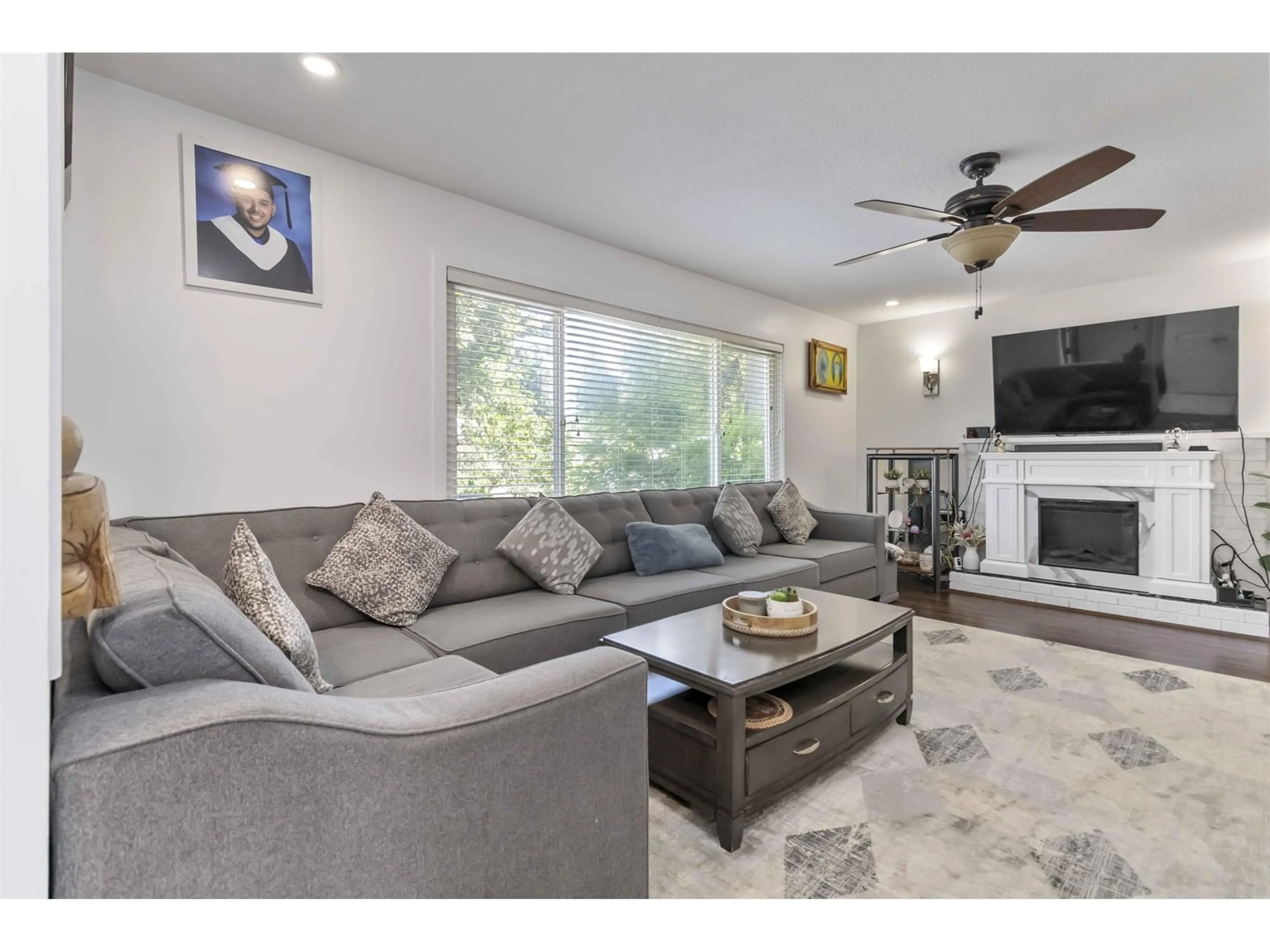 Living room with furniture, unknown for 3045 MOUAT, Abbotsford British Columbia V2T4E5