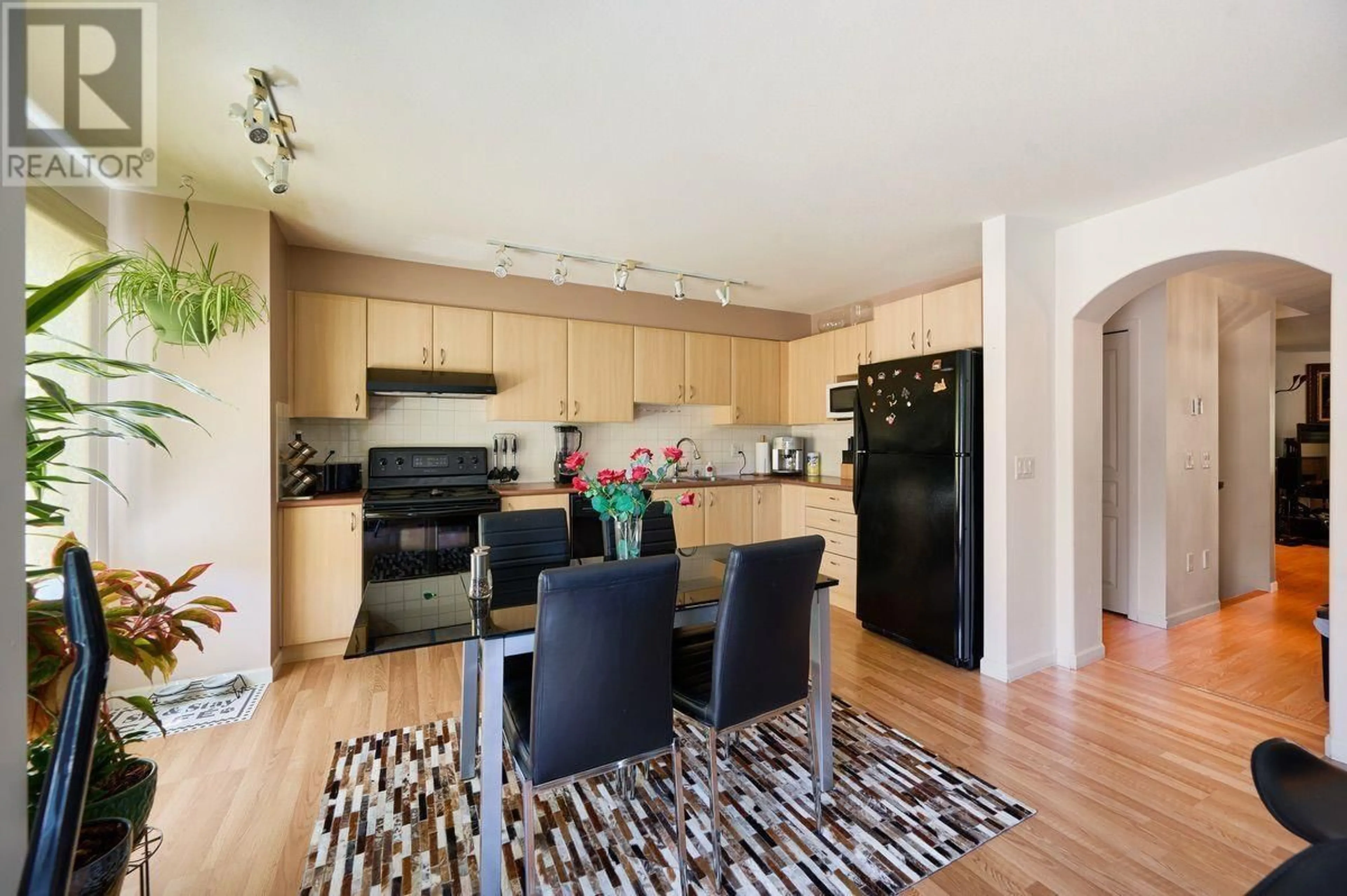 Open concept kitchen, wood/laminate floor for 6 - 2351 PARKWAY BOULEVARD, Coquitlam British Columbia V3E3P2