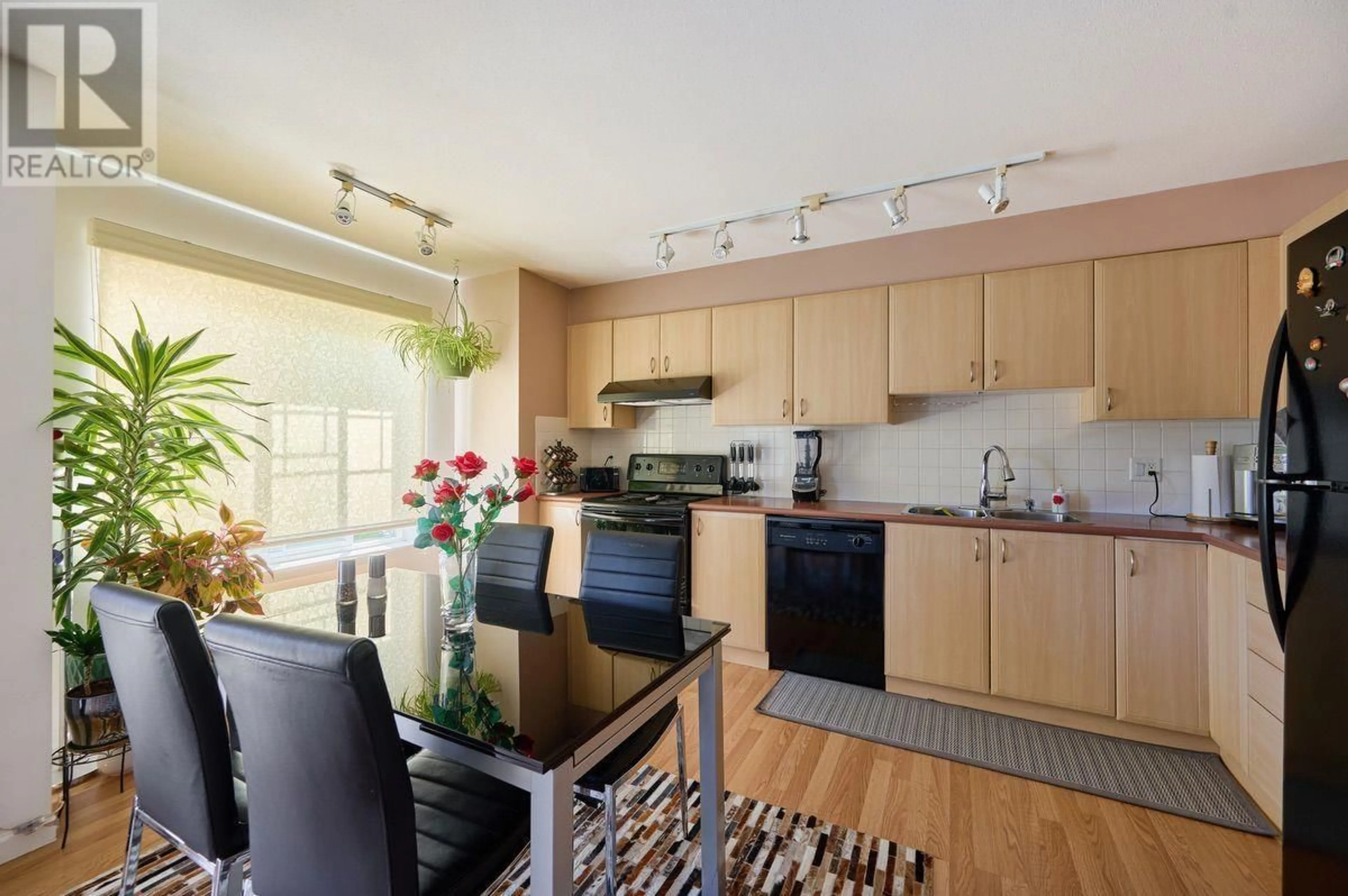 Open concept kitchen, wood/laminate floor for 6 - 2351 PARKWAY BOULEVARD, Coquitlam British Columbia V3E3P2