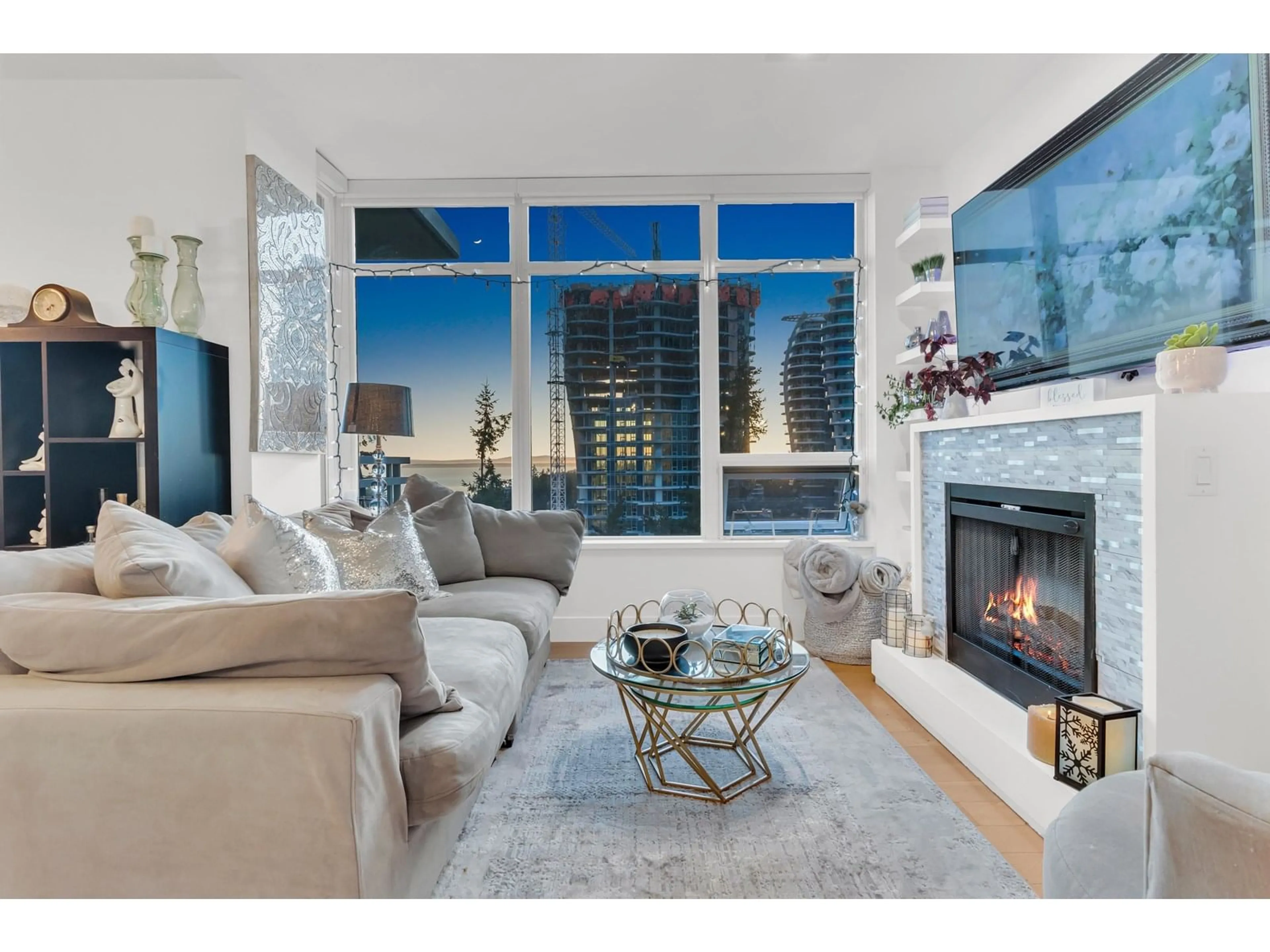 Living room with furniture, unknown for 1203 - 15152 RUSSELL, White Rock British Columbia V4B0A3