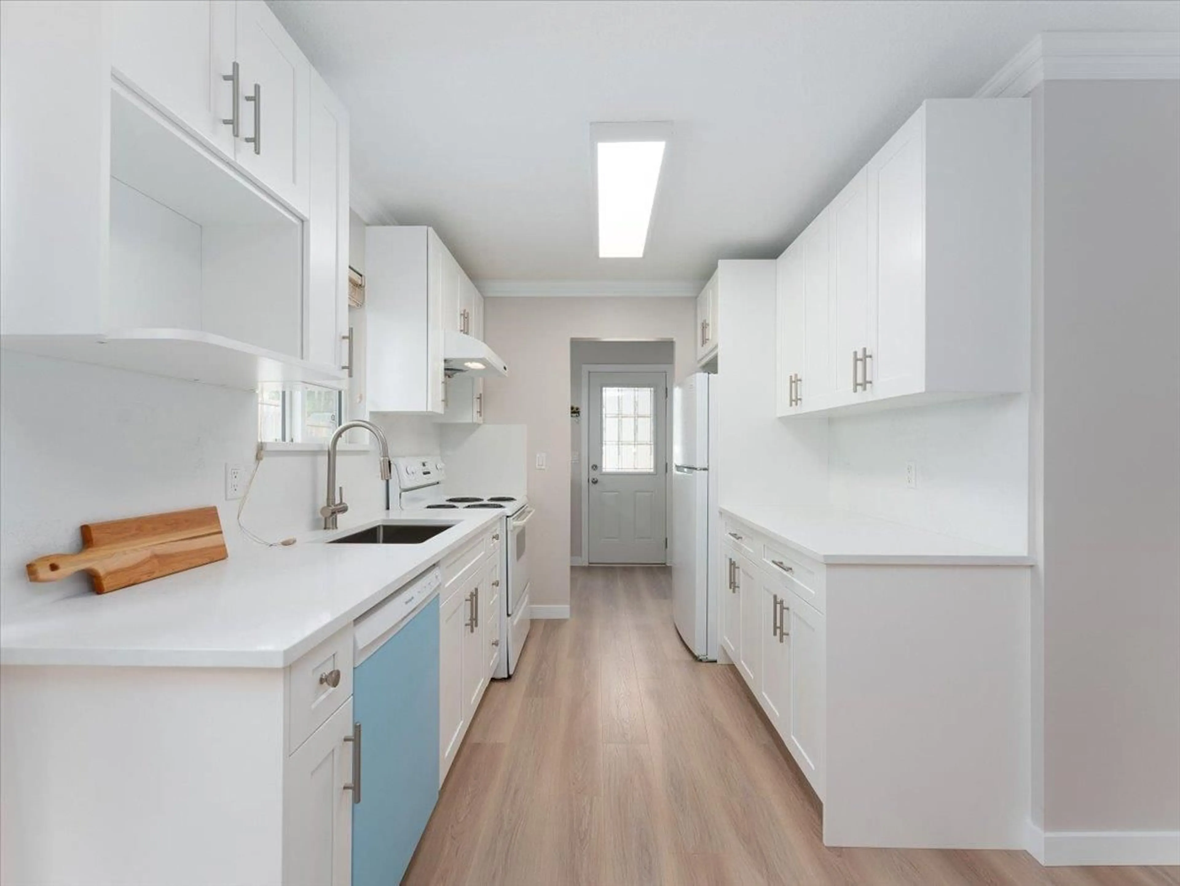 Standard kitchen, wood/laminate floor for 32522 ORIOLE, Abbotsford British Columbia V2T4E2