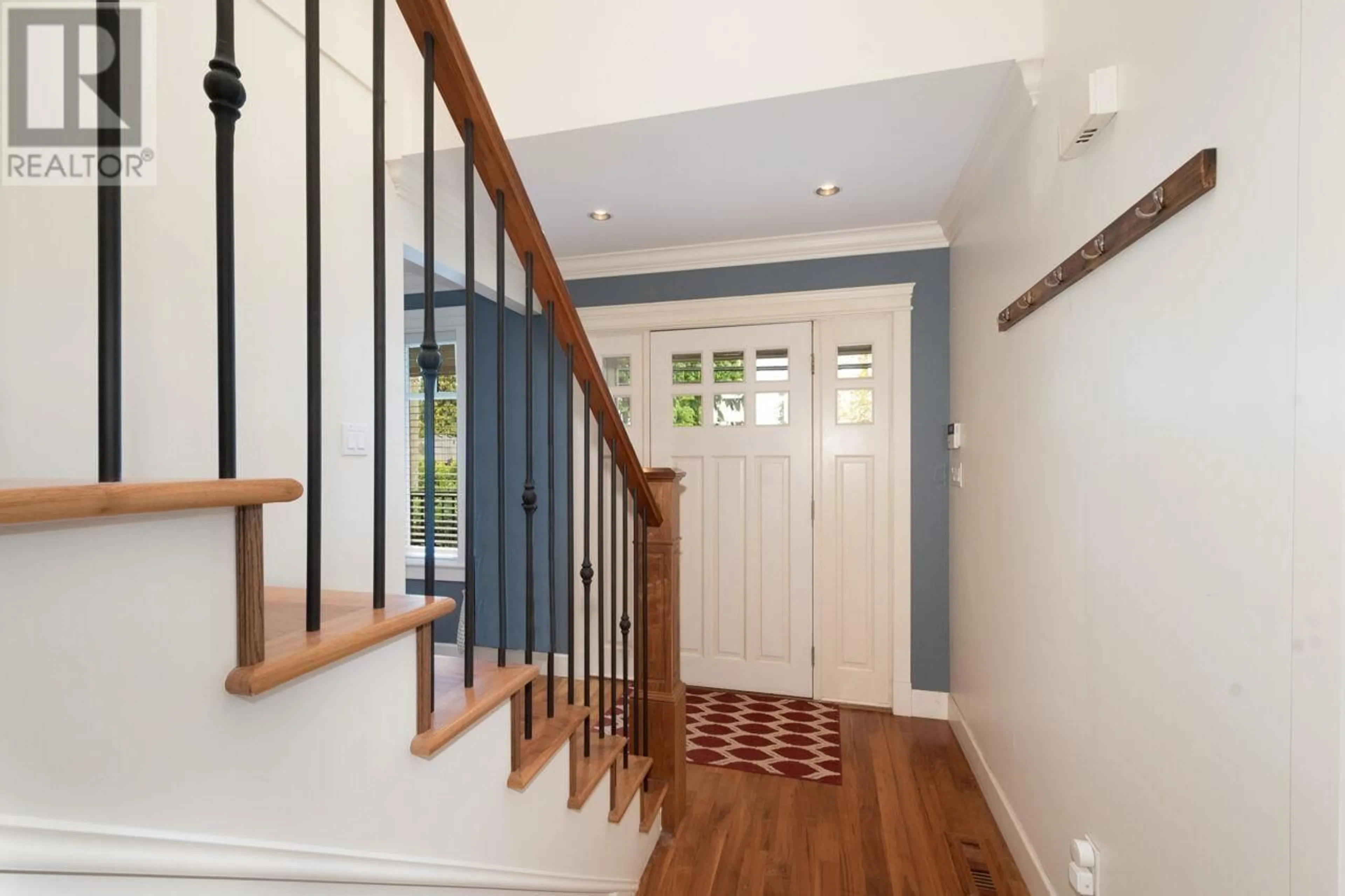 Indoor entryway for 1050 11TH STREET, West Vancouver British Columbia V7T2M5