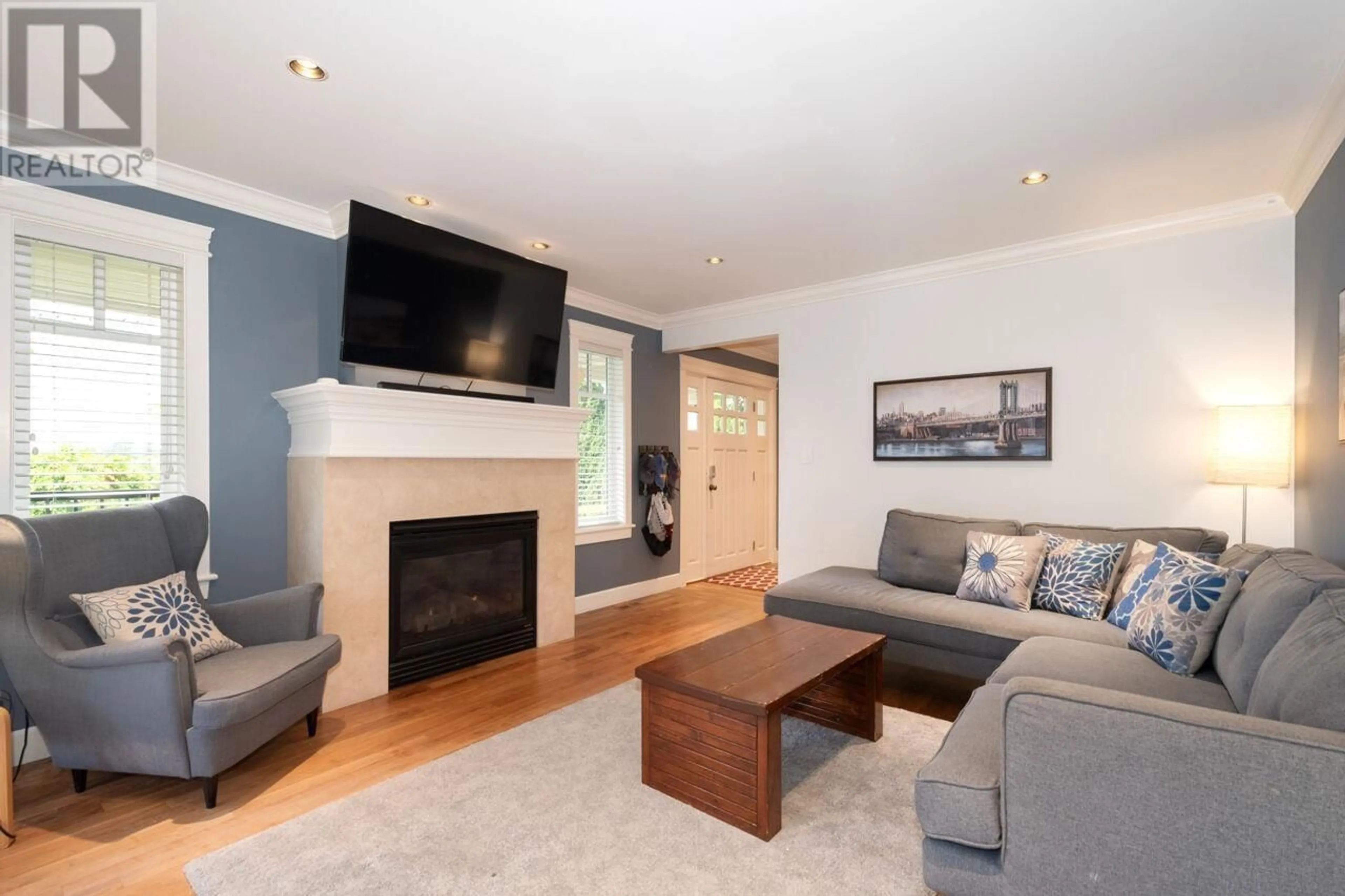 Living room with furniture, wood/laminate floor for 1050 11TH STREET, West Vancouver British Columbia V7T2M5
