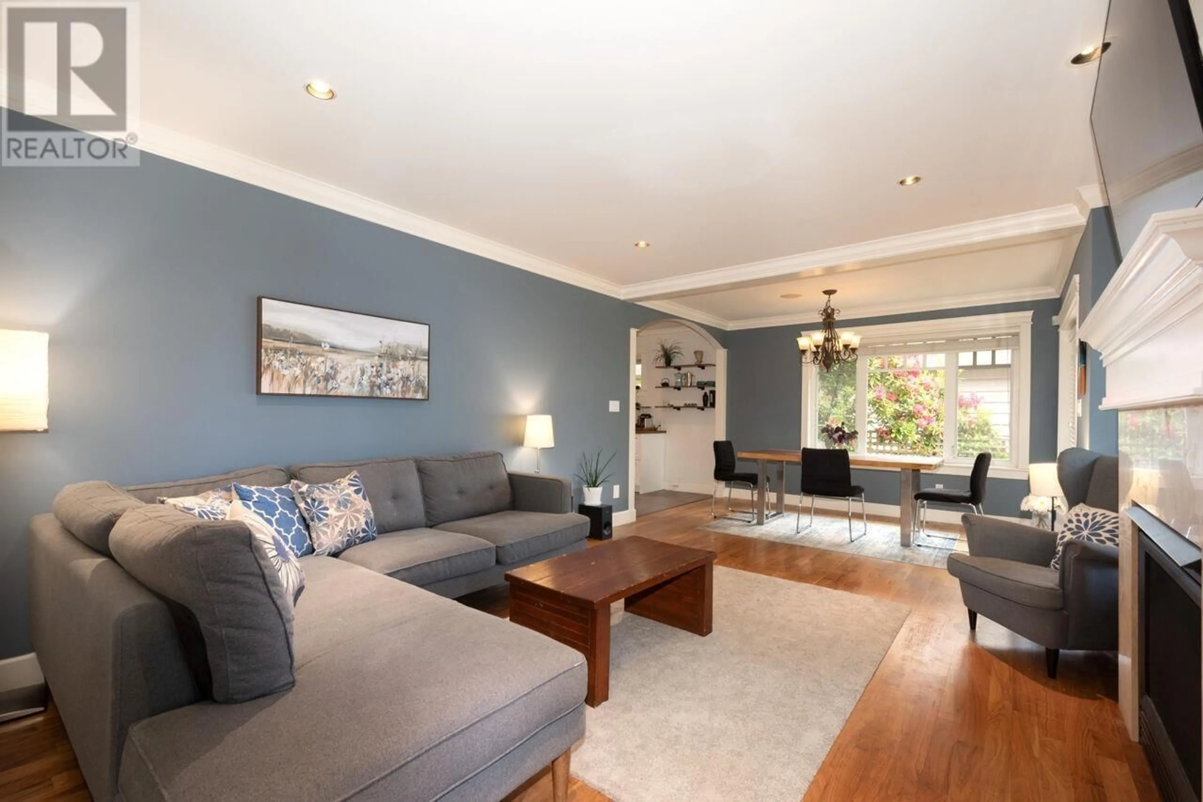 Living room with furniture, wood/laminate floor for 1050 11TH STREET, West Vancouver British Columbia V7T2M5