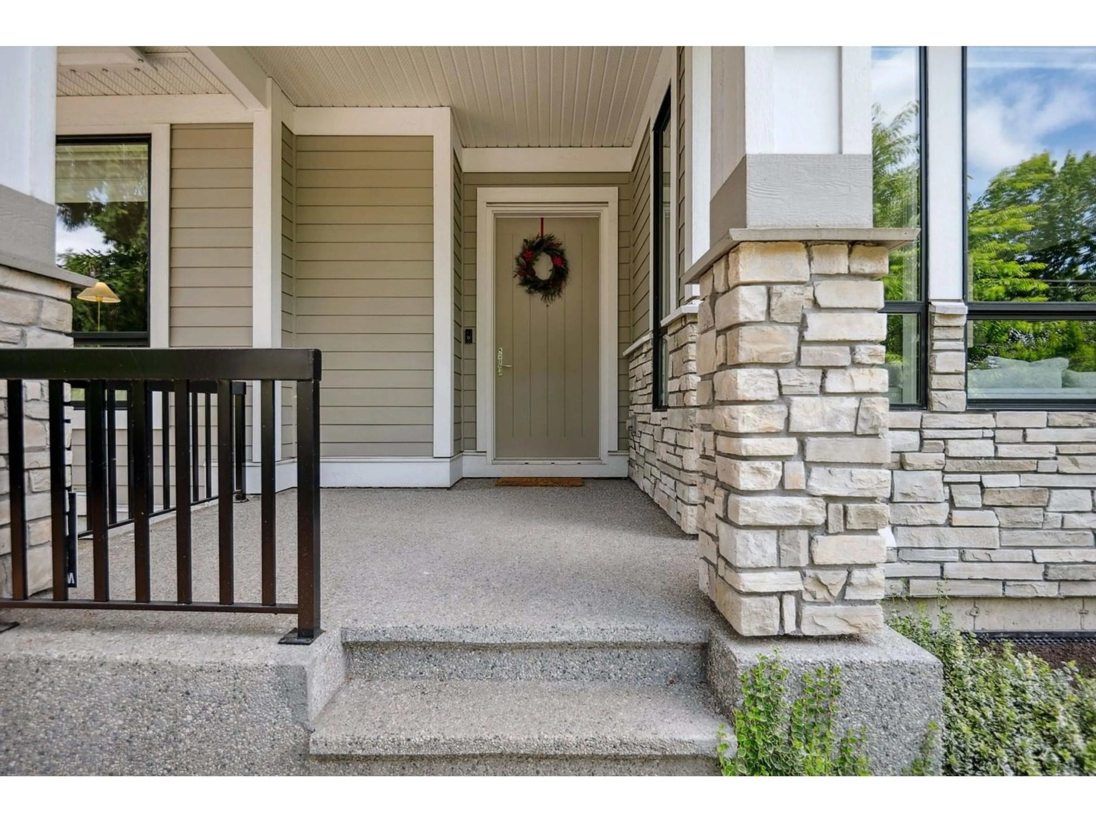Indoor entryway for 16628 104, Surrey British Columbia V4N6V4