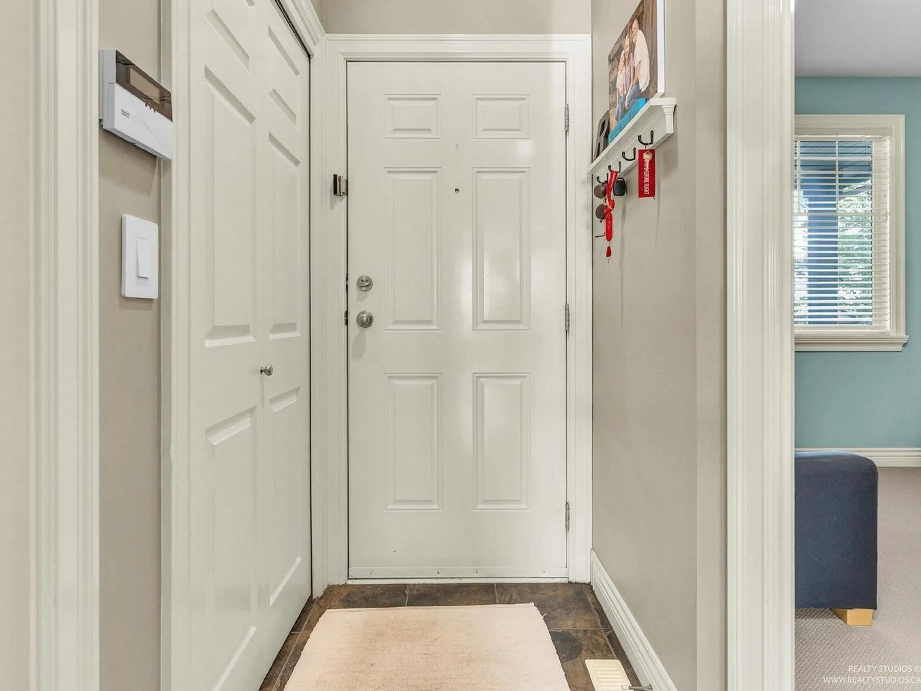 Indoor entryway for 6573 193, Surrey British Columbia V4N5P9