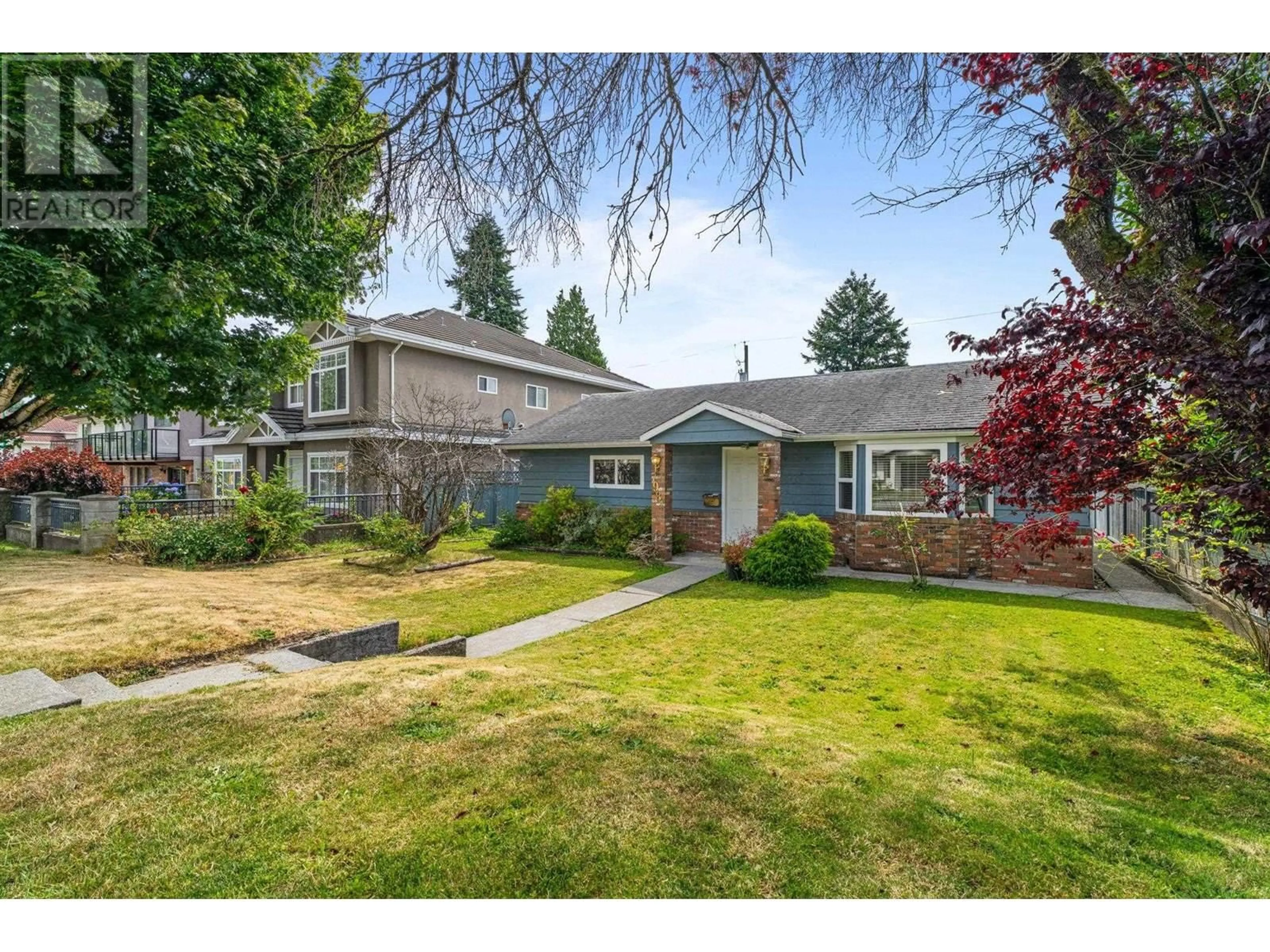 A pic from outside/outdoor area/front of a property/back of a property/a pic from drone, street for 7984 18TH AVENUE, Burnaby British Columbia V3N1J6