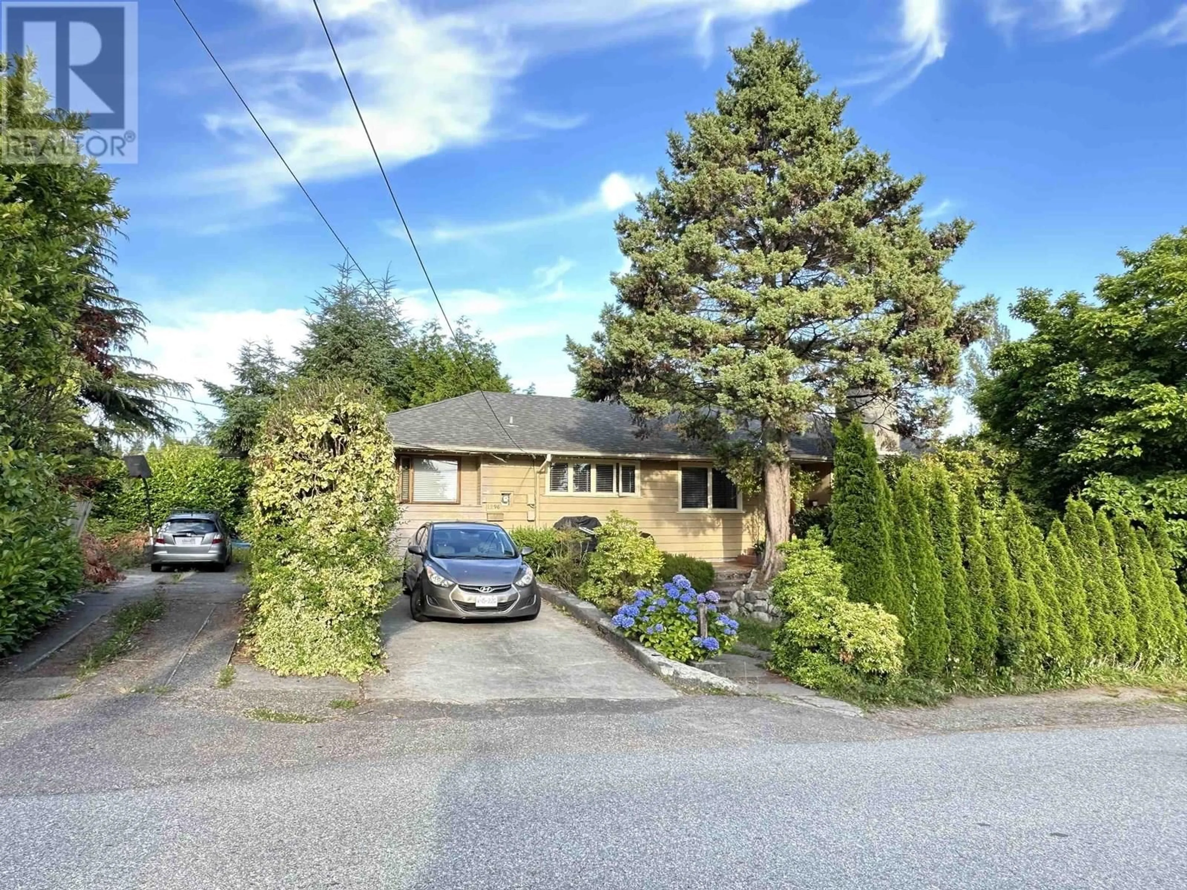A pic from outside/outdoor area/front of a property/back of a property/a pic from drone, street for 1296 INGLEWOOD AVENUE, West Vancouver British Columbia V7T1Y6