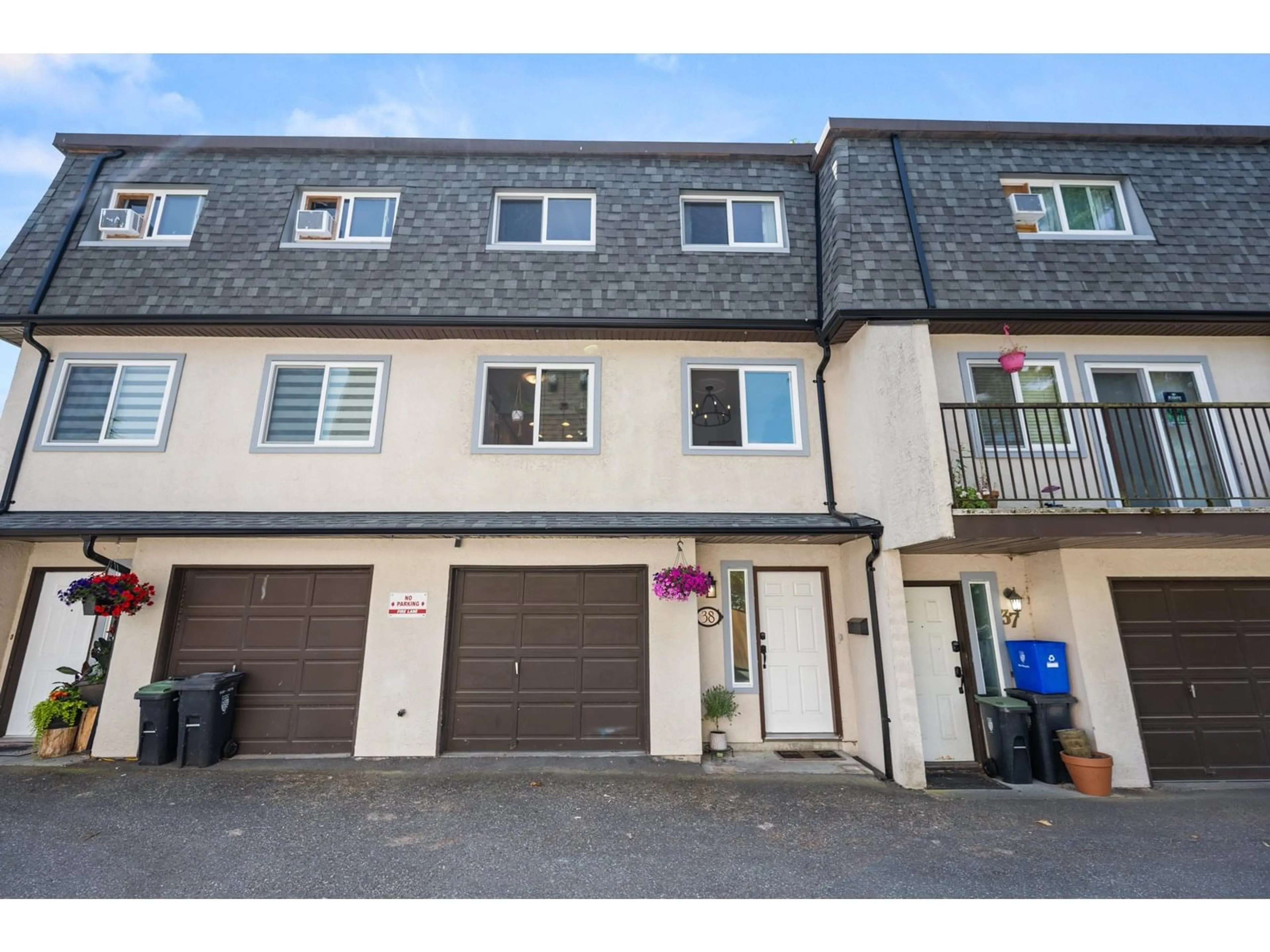 A pic from outside/outdoor area/front of a property/back of a property/a pic from drone, street for 38 - 27125 31A, Langley British Columbia V4W3H7