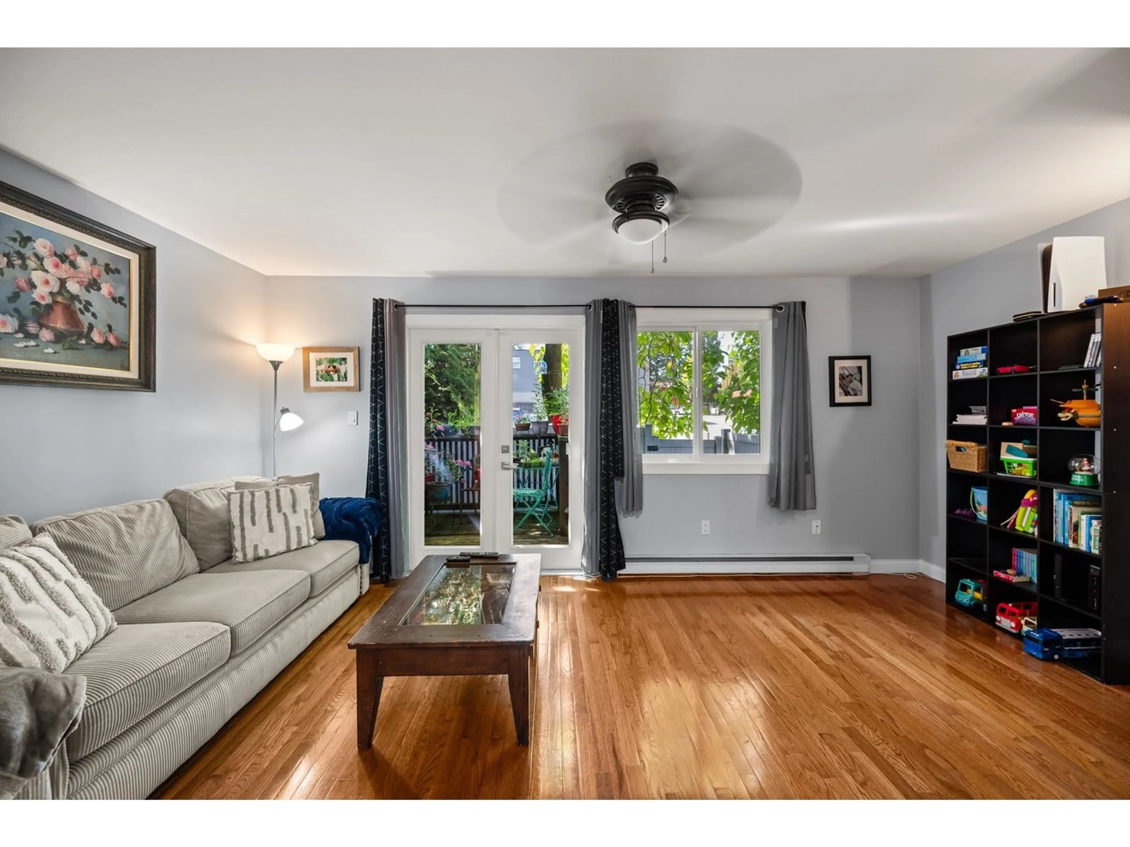Living room with furniture, wood/laminate floor for 38 - 27125 31A, Langley British Columbia V4W3H7