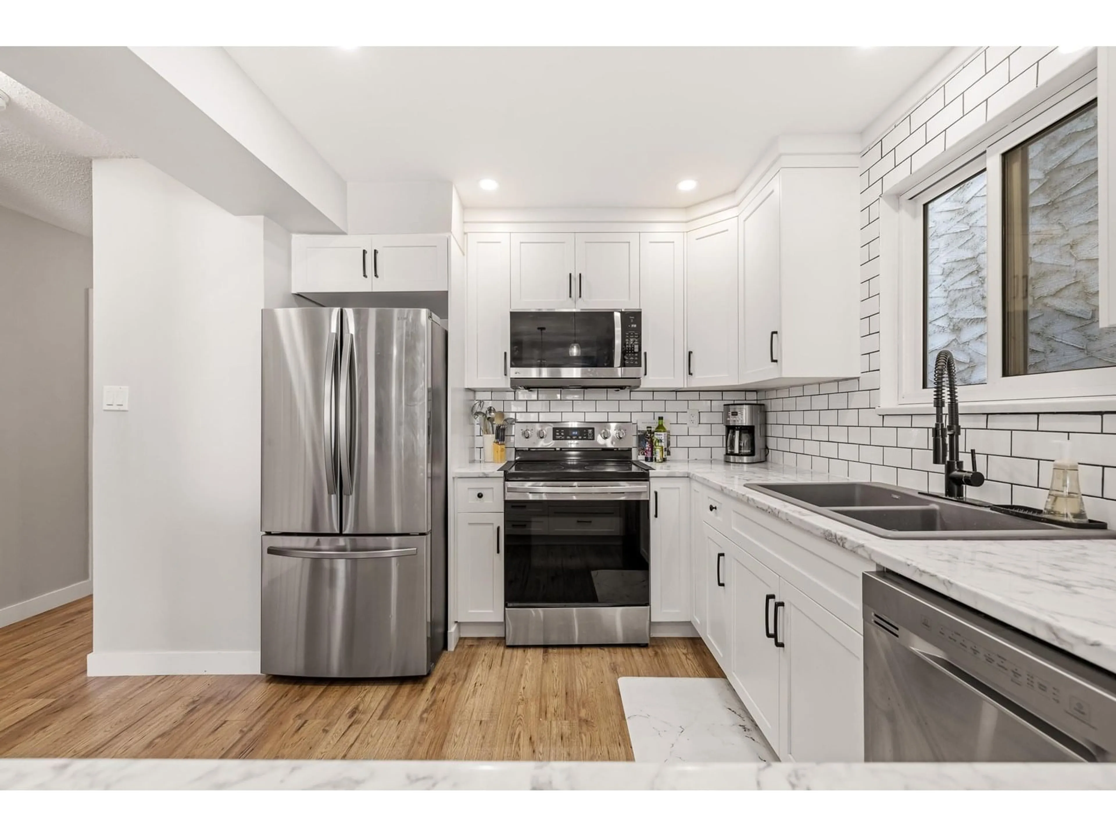 Open concept kitchen, ceramic/tile floor for 408 BRUNEAU, Langley British Columbia V4W3K9