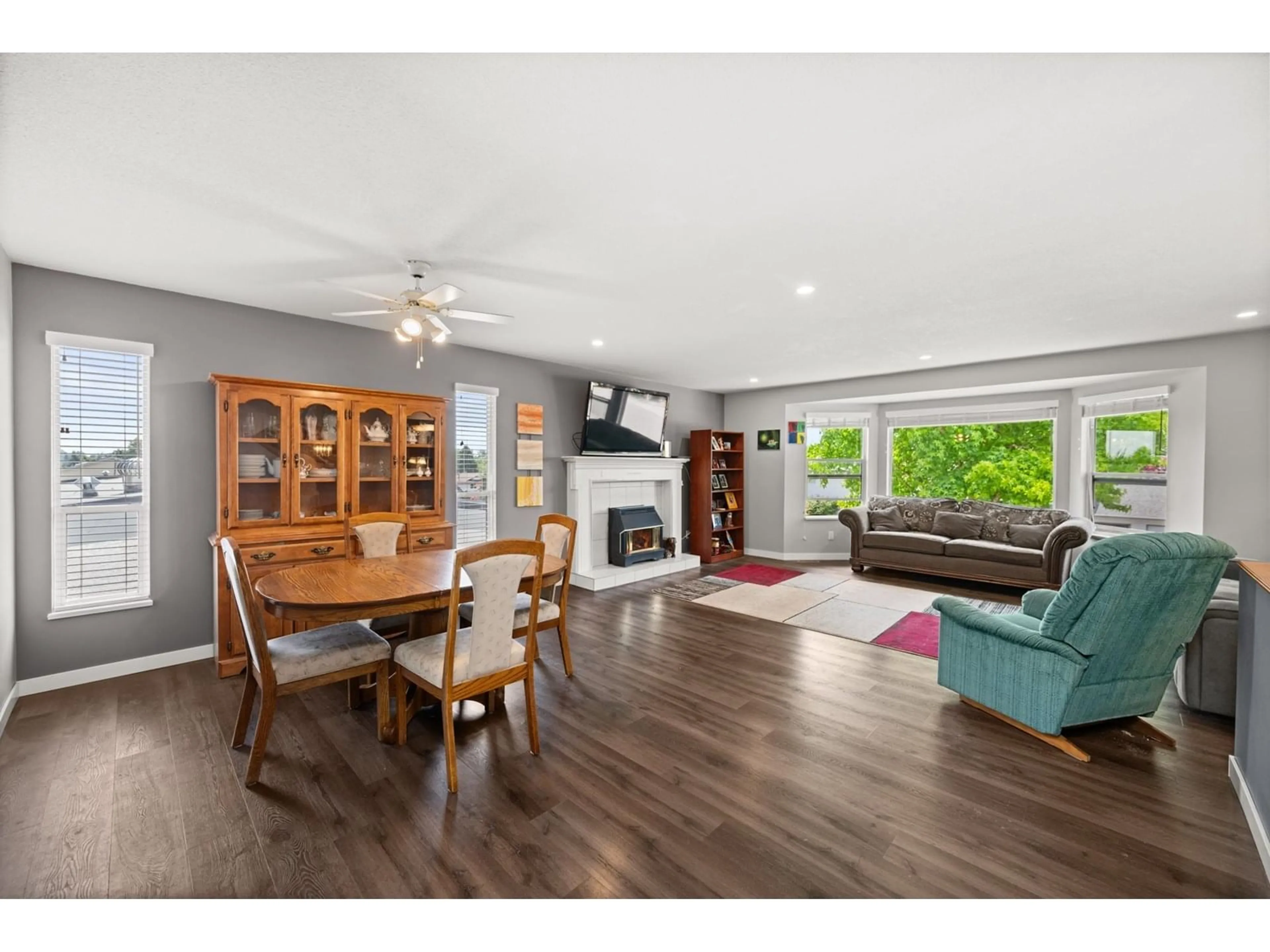 Open concept kitchen, wood/laminate floor for 3298 275, Langley British Columbia V4W3J3