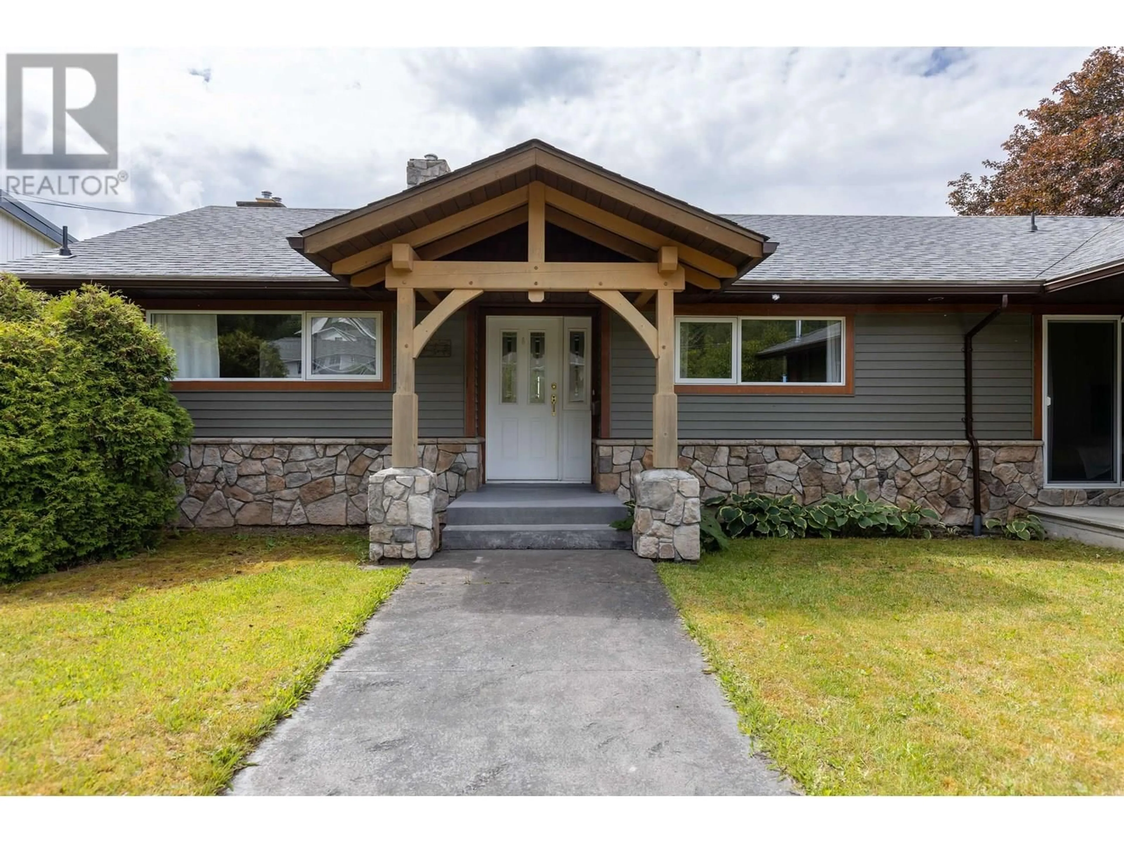 Home with vinyl exterior material, street for 4323 BIRCH AVENUE, Terrace British Columbia V8G1X2