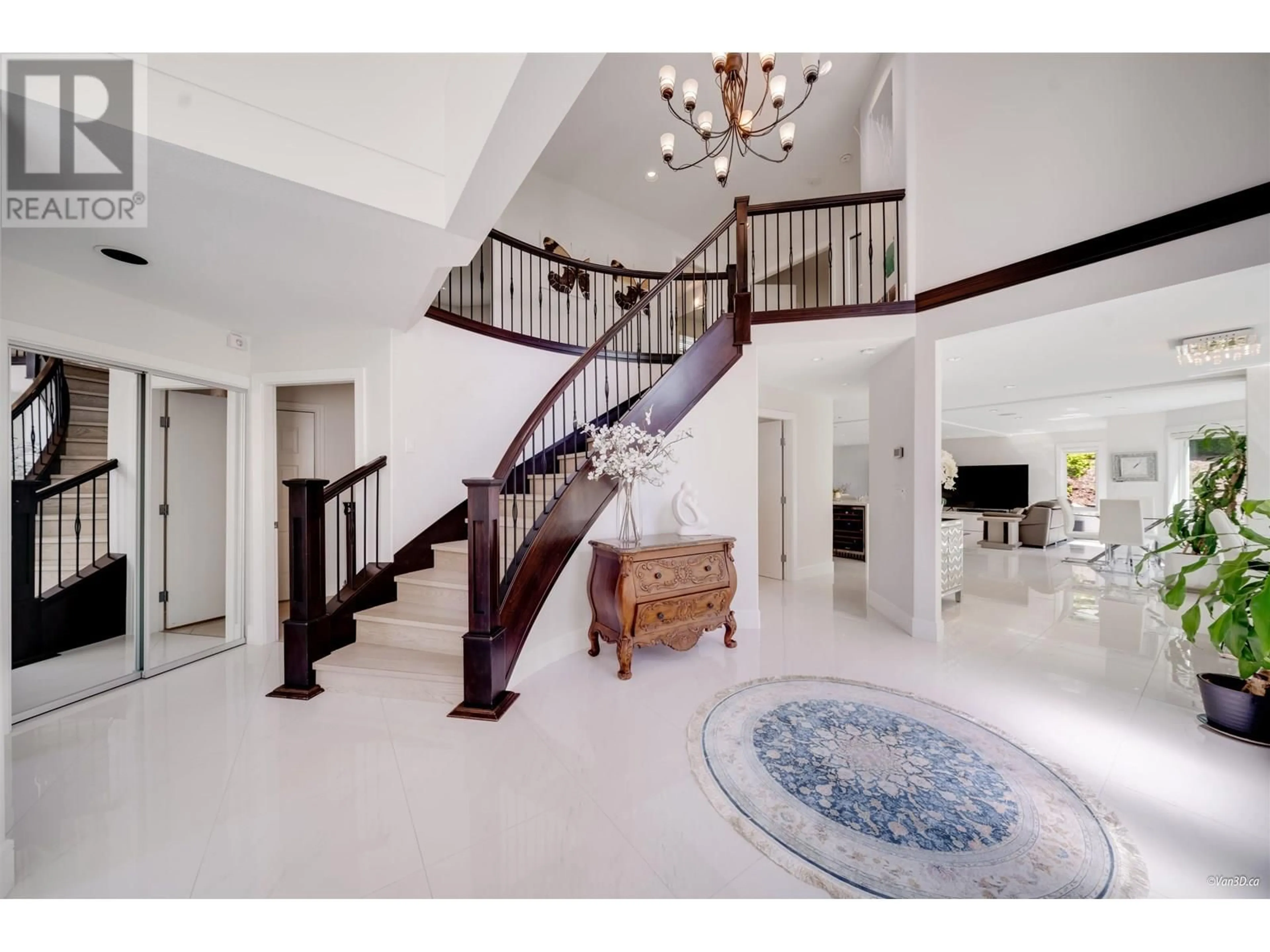 Indoor foyer for 1532 PARKWAY BOULEVARD, Coquitlam British Columbia V3E2V7