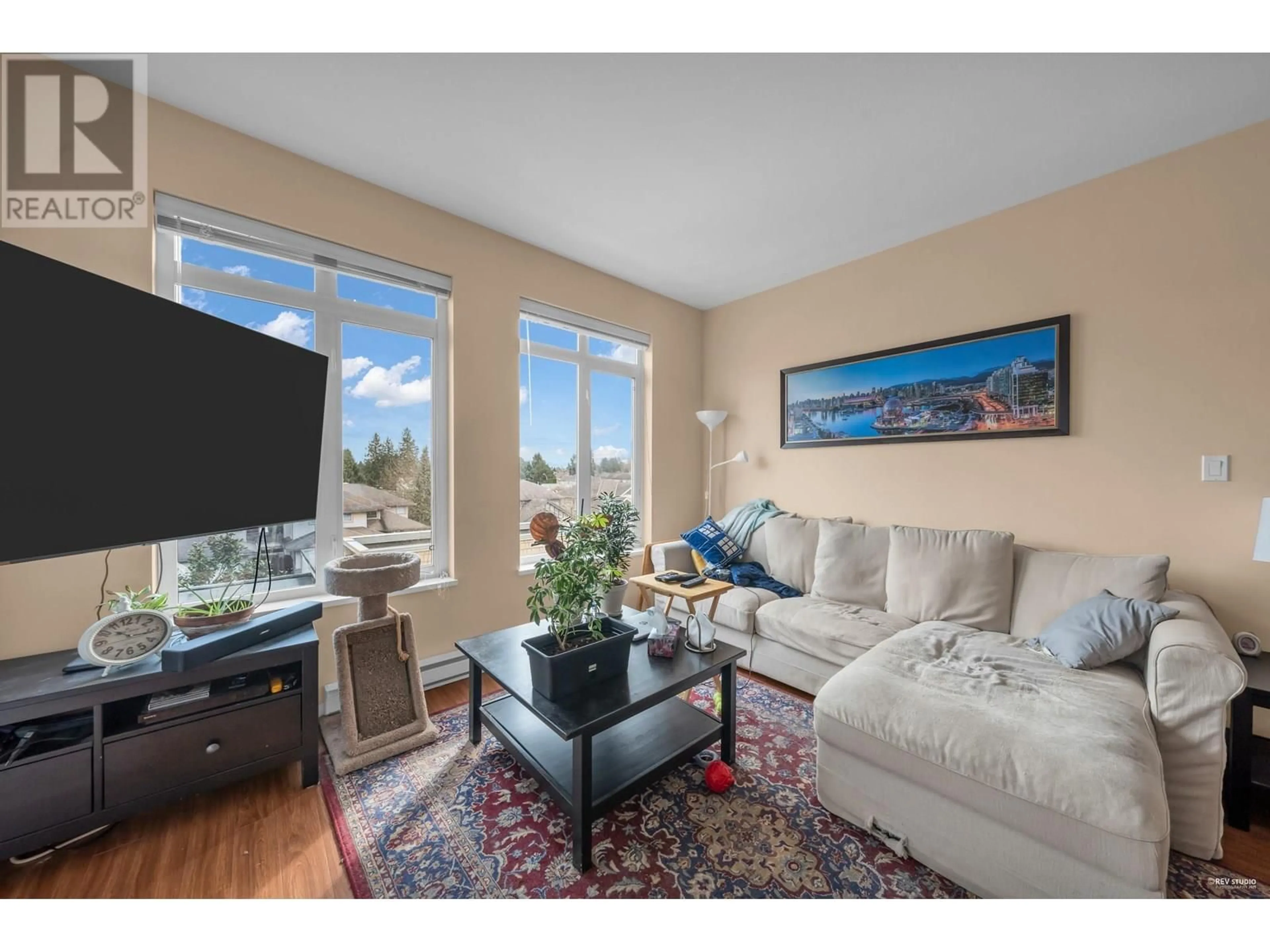 Living room with furniture, unknown for 315 - 12350 HARRIS ROAD, Pitt Meadows British Columbia V3Y0C5