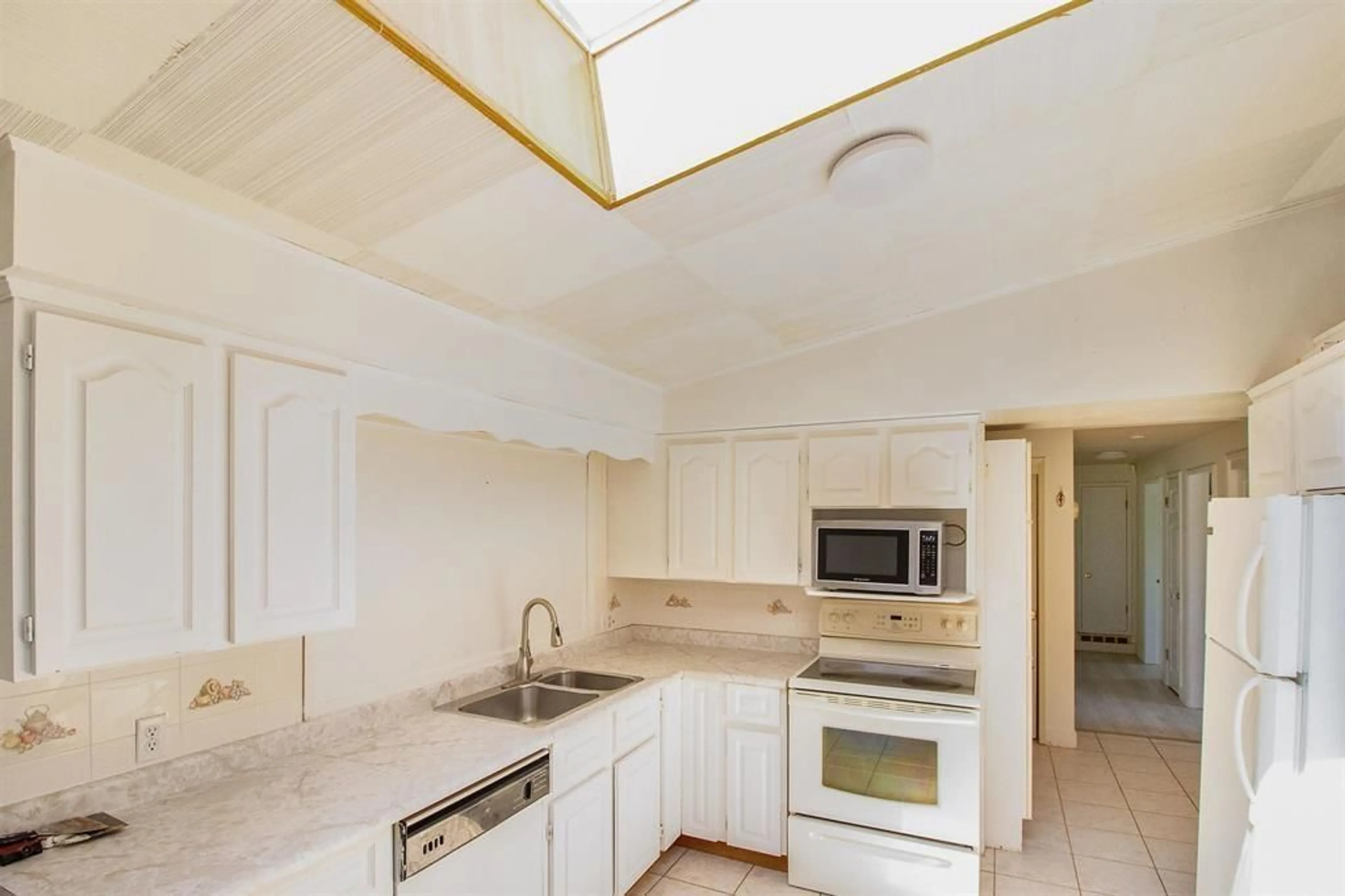Standard kitchen, ceramic/tile floor for 10515 MCDONALD ROAD, Chilliwack British Columbia V2P6L4