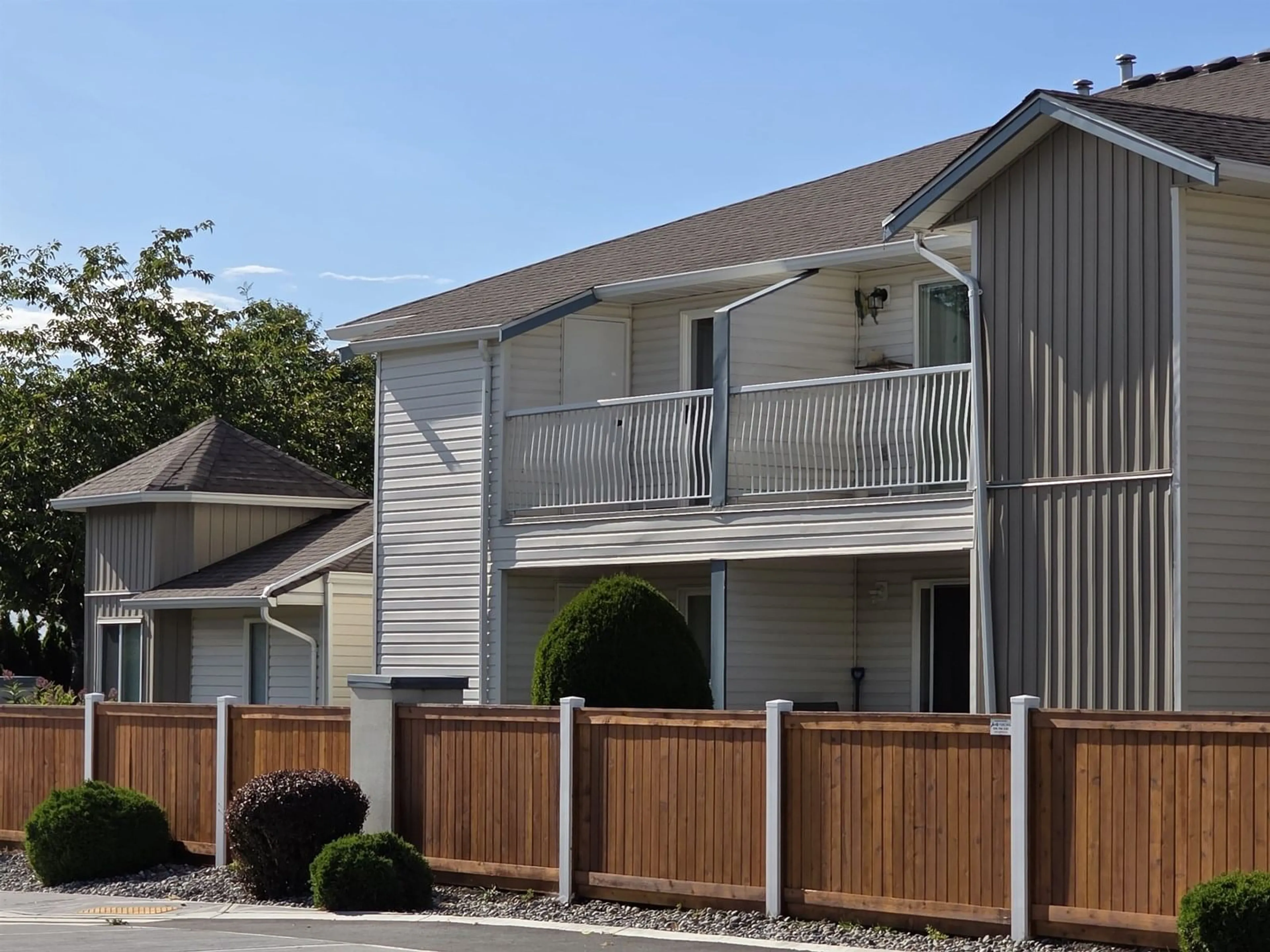 Home with vinyl exterior material, street for 8 - 45435 KNIGHT ROAD, Chilliwack British Columbia V2R3E8