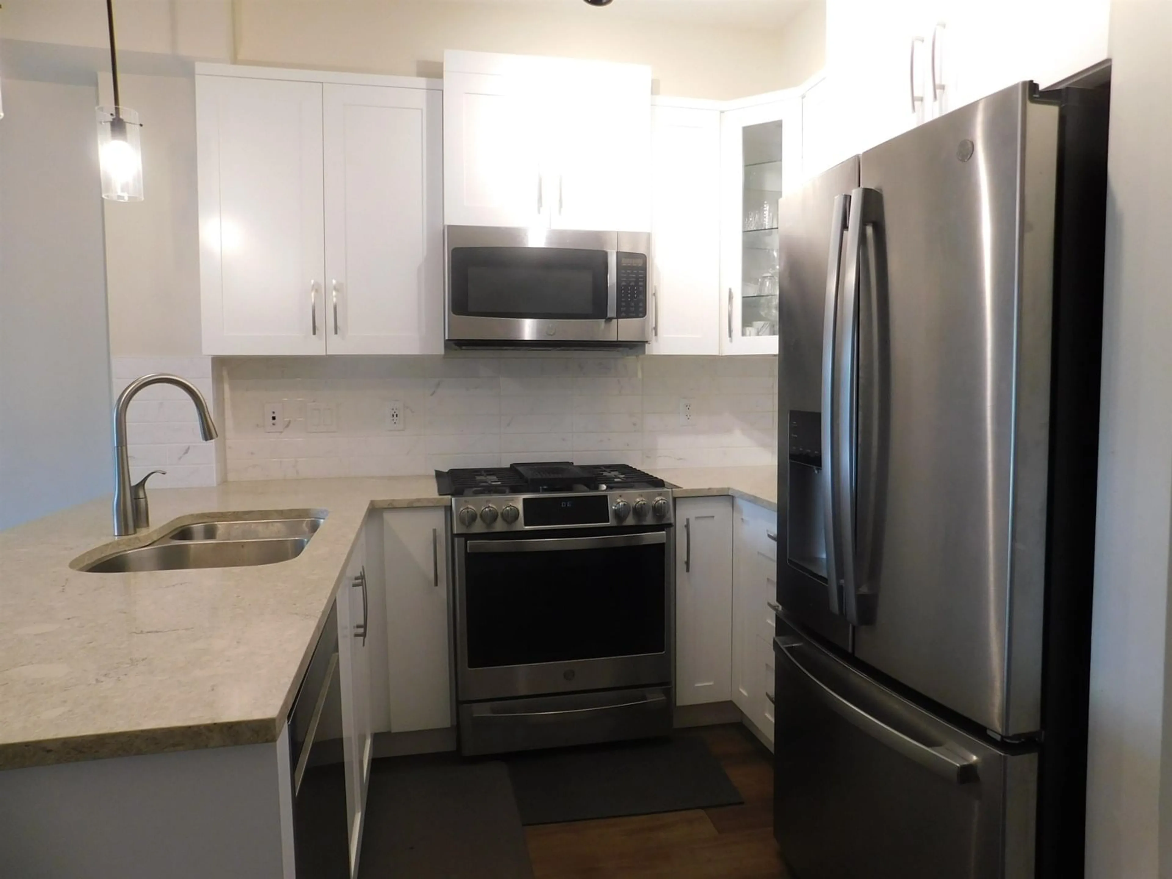 Standard kitchen, unknown for 427 - 11077 RAVINE, Surrey British Columbia V3T0R7